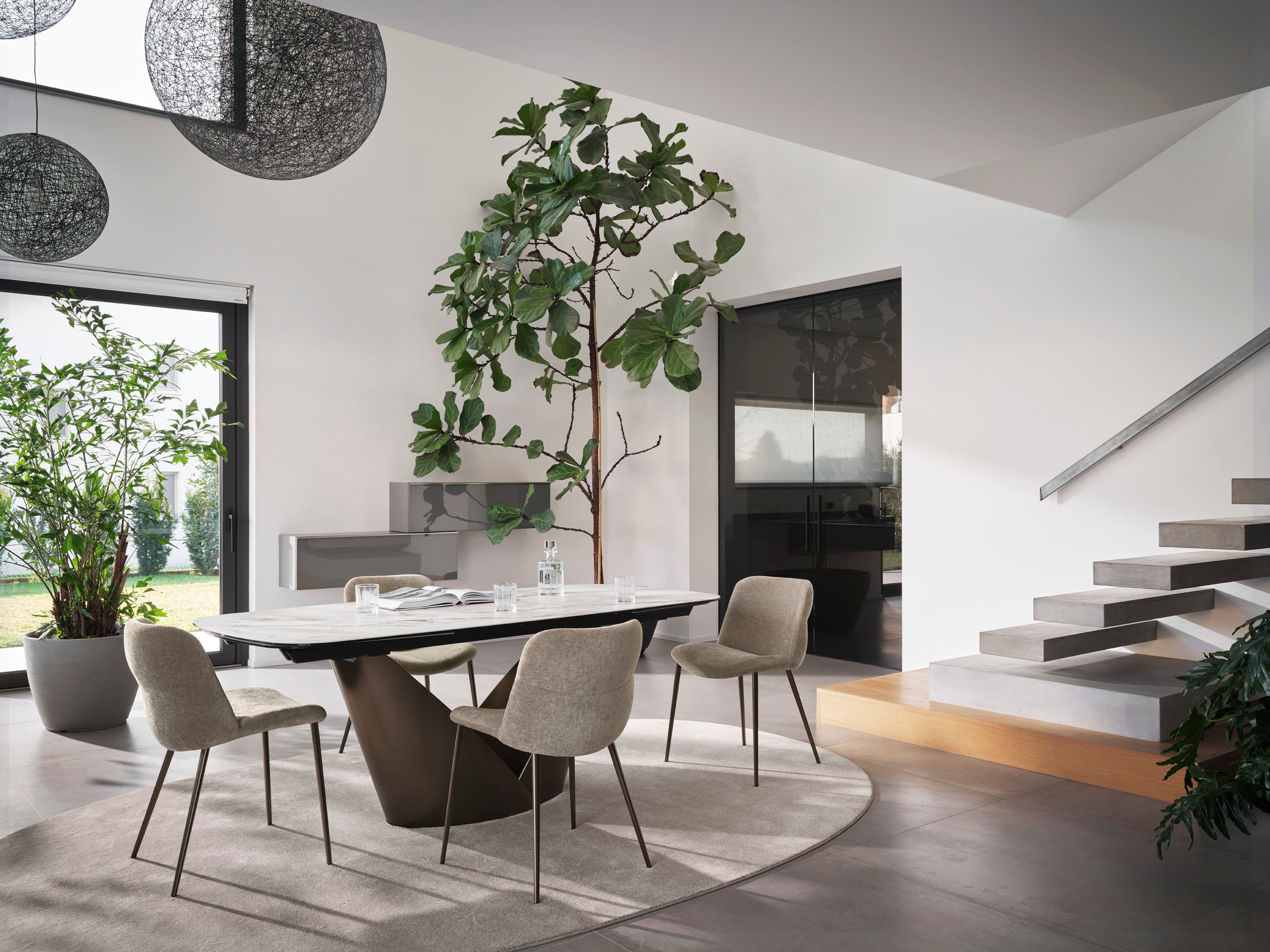 Polsterstuhl ONDA mit braunem Gestell