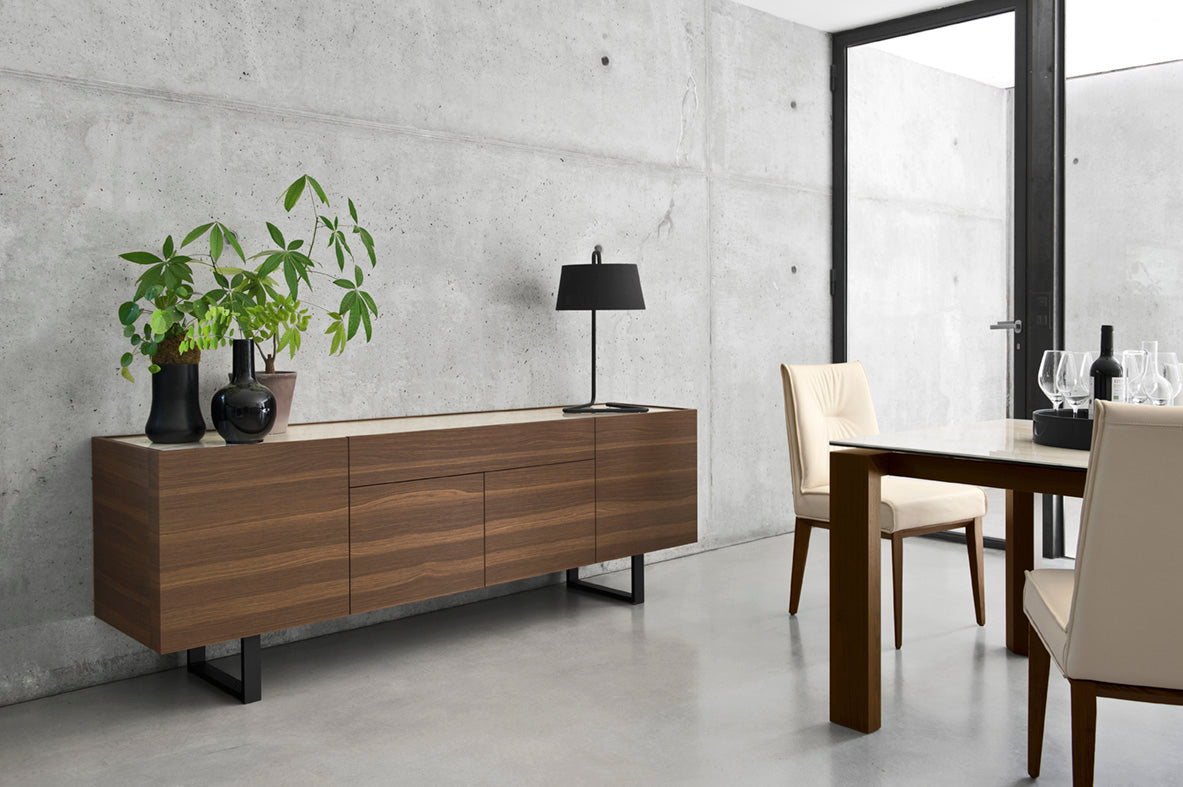 Gestoffeerde ROMY stoel met notenhouten basis