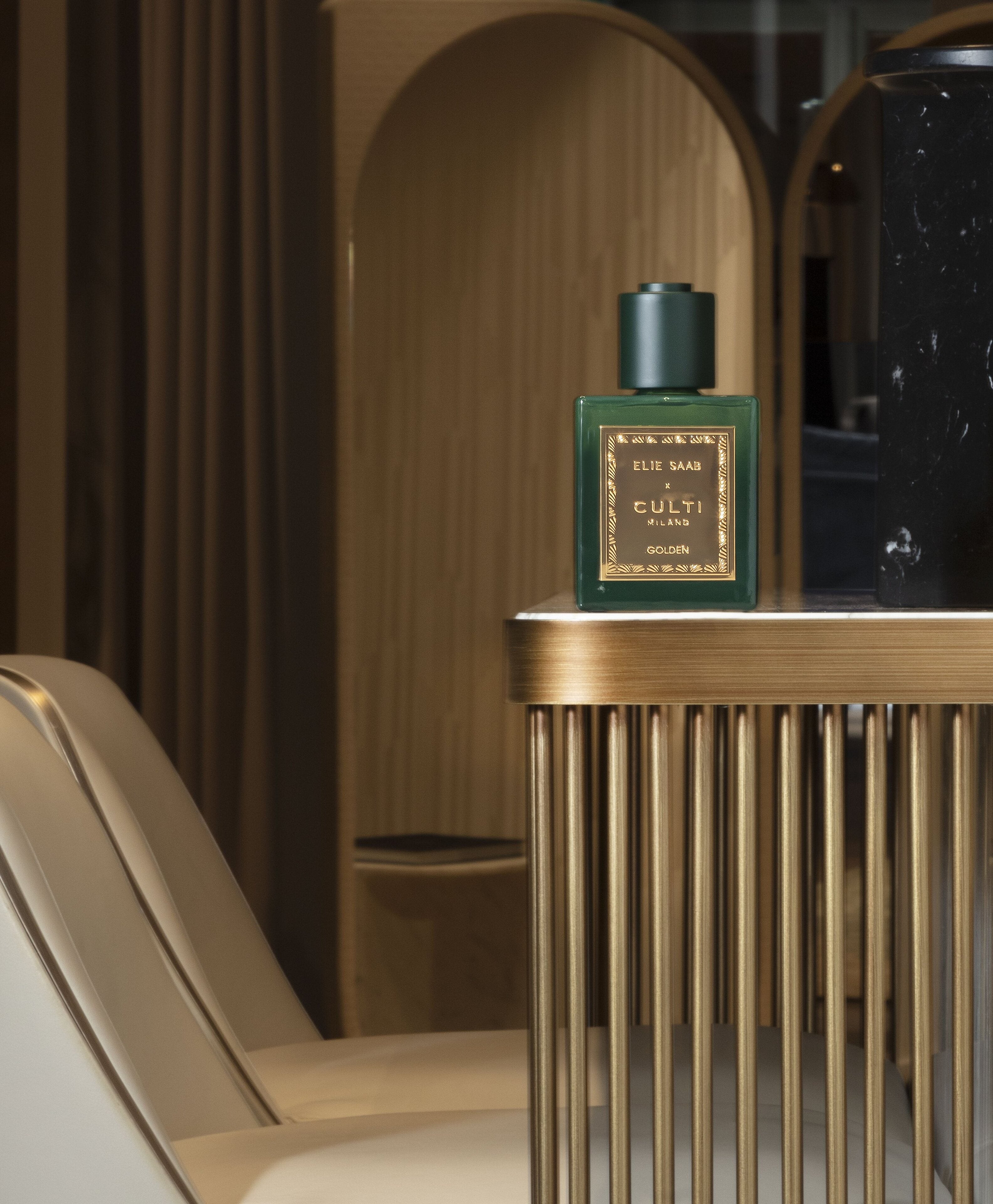 Gouden geur diffuser met tonen van bittere sinaasappel, mandarijn, gember, sinaasappelbloesem en cederhout.