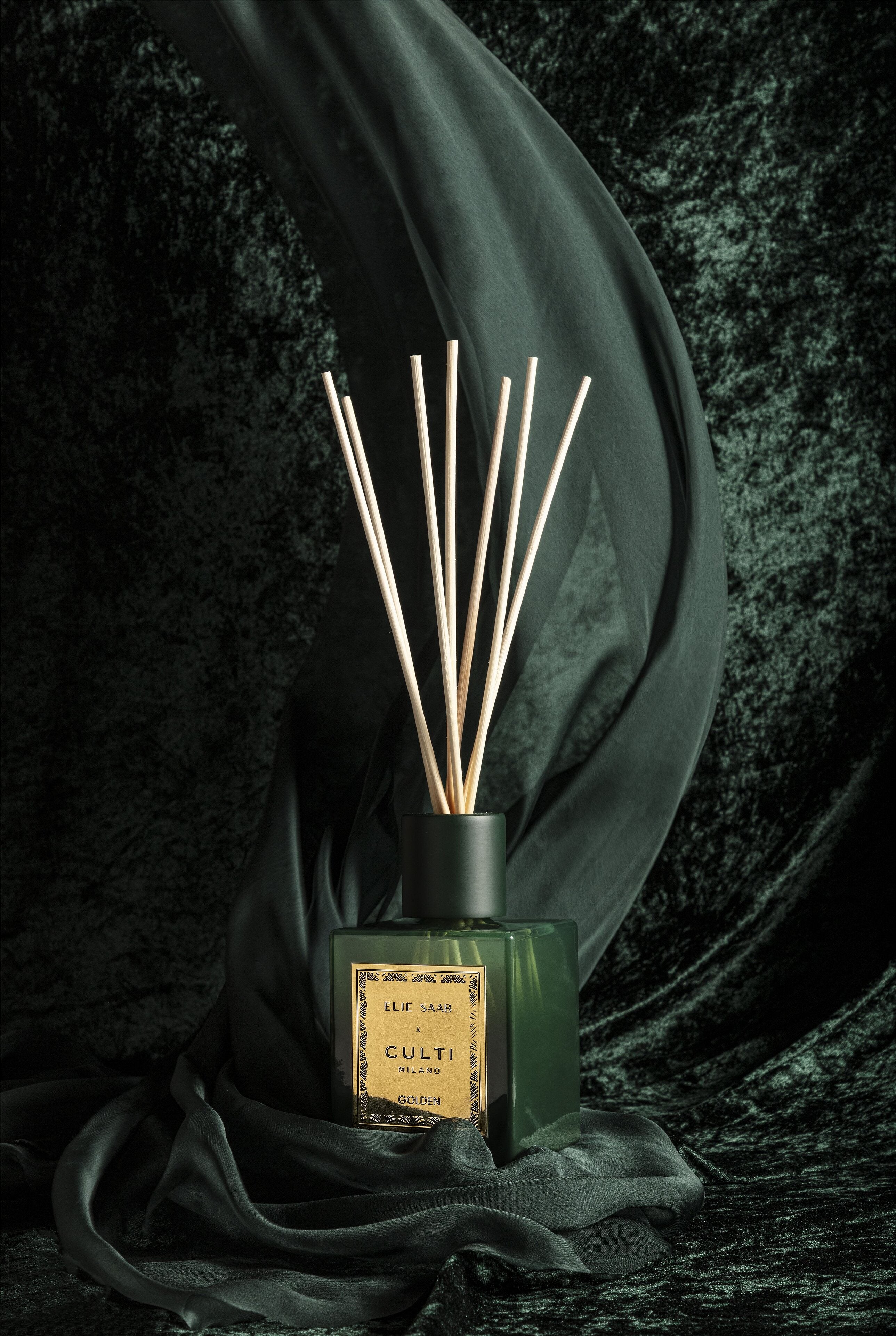 Gouden geur diffuser met tonen van bittere sinaasappel, mandarijn, gember, sinaasappelbloesem en cederhout.