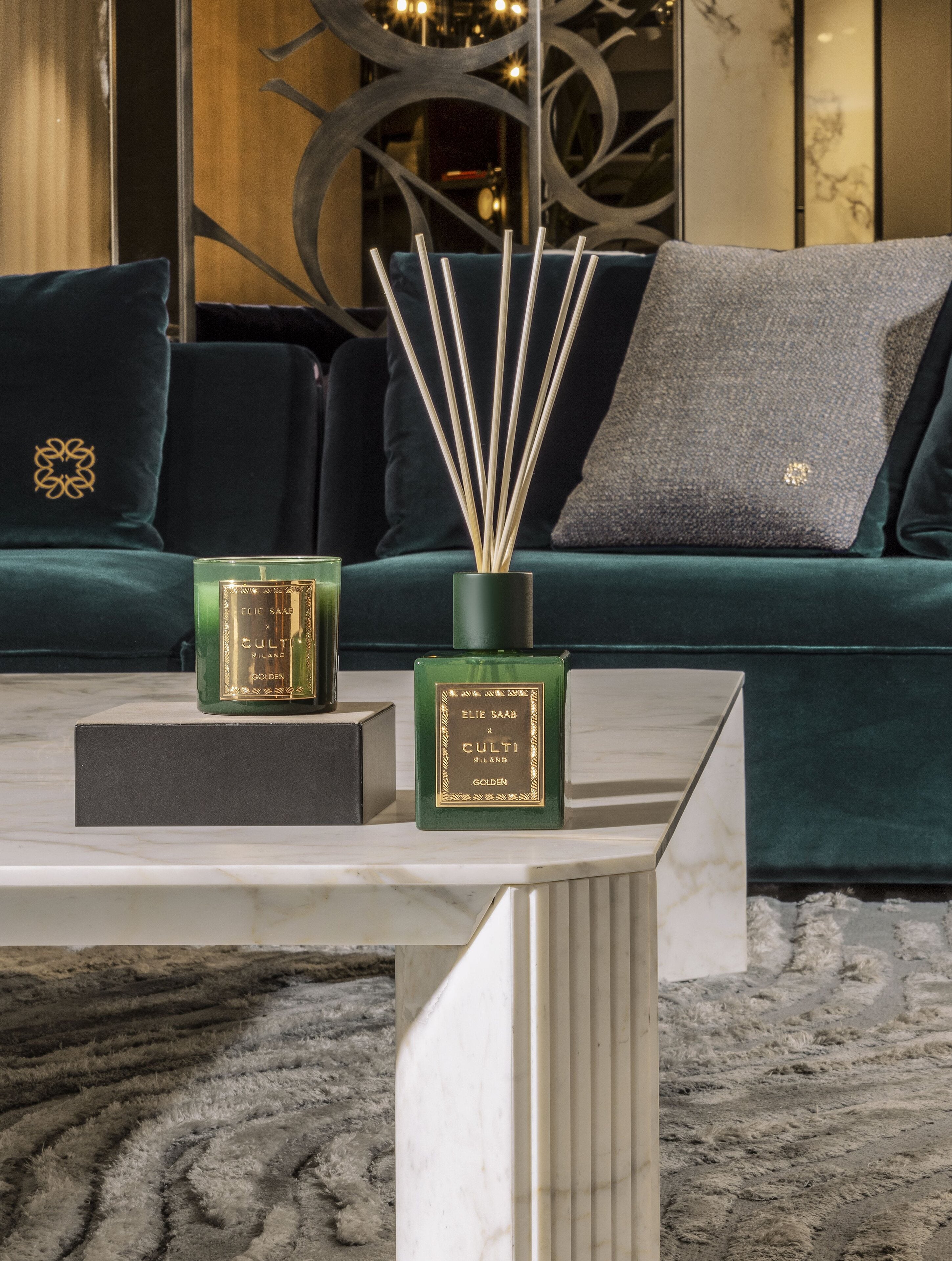 Gouden geur diffuser met tonen van bittere sinaasappel, mandarijn, gember, sinaasappelbloesem en cederhout.