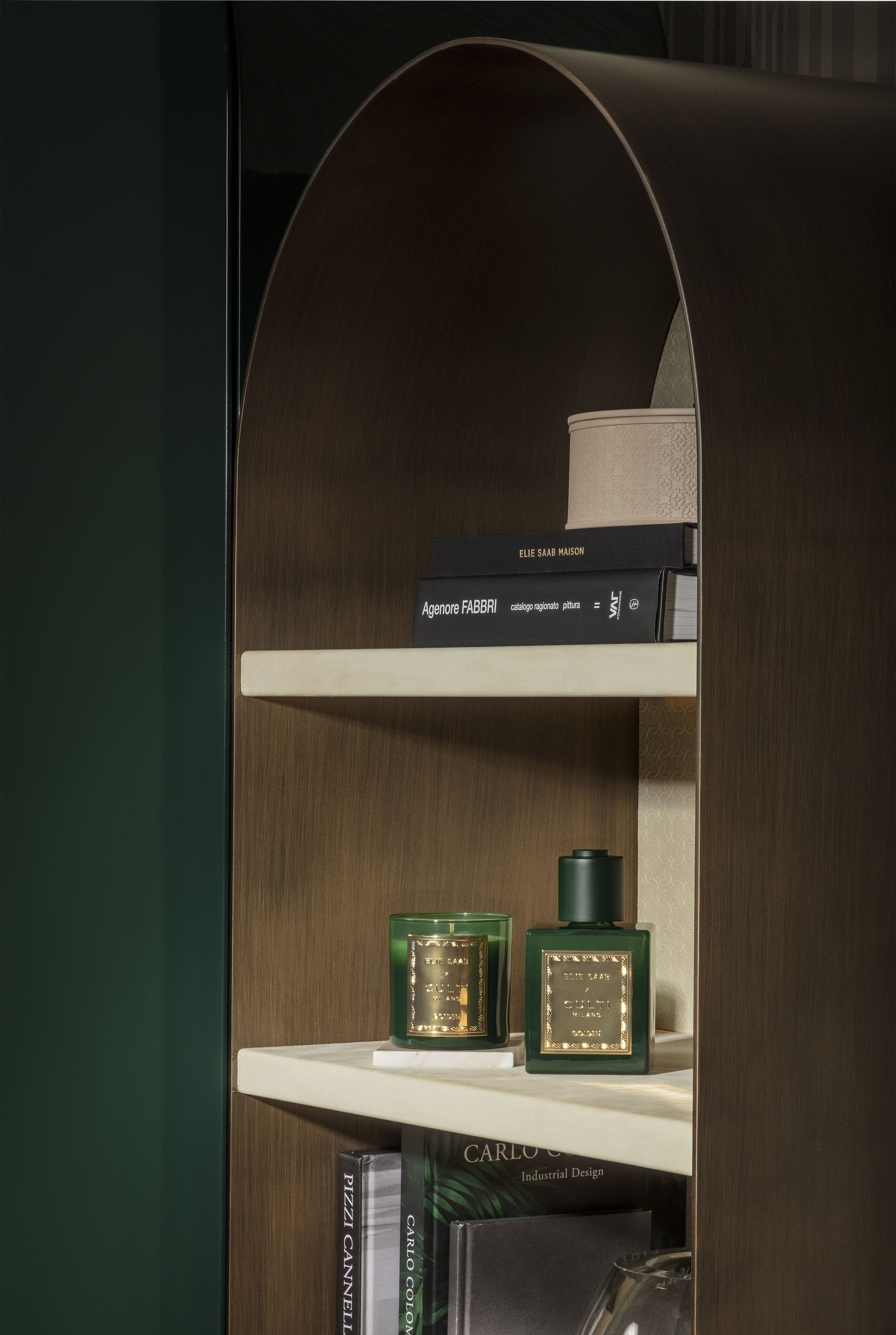 Gouden geur diffuser met tonen van bittere sinaasappel, mandarijn, gember, sinaasappelbloesem en cederhout.
