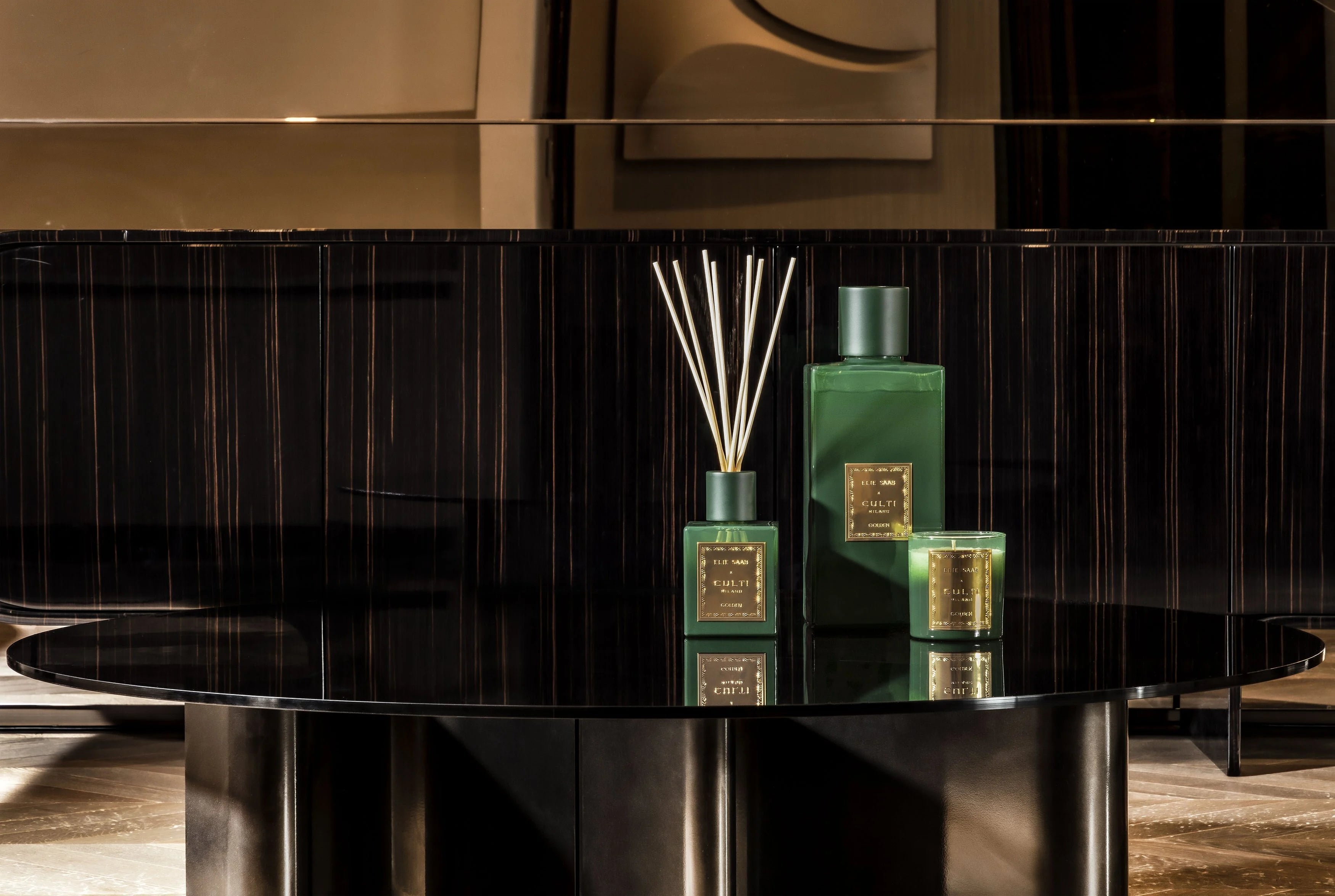 Gouden geur diffuser met tonen van bittere sinaasappel, mandarijn, gember, sinaasappelbloesem en cederhout.