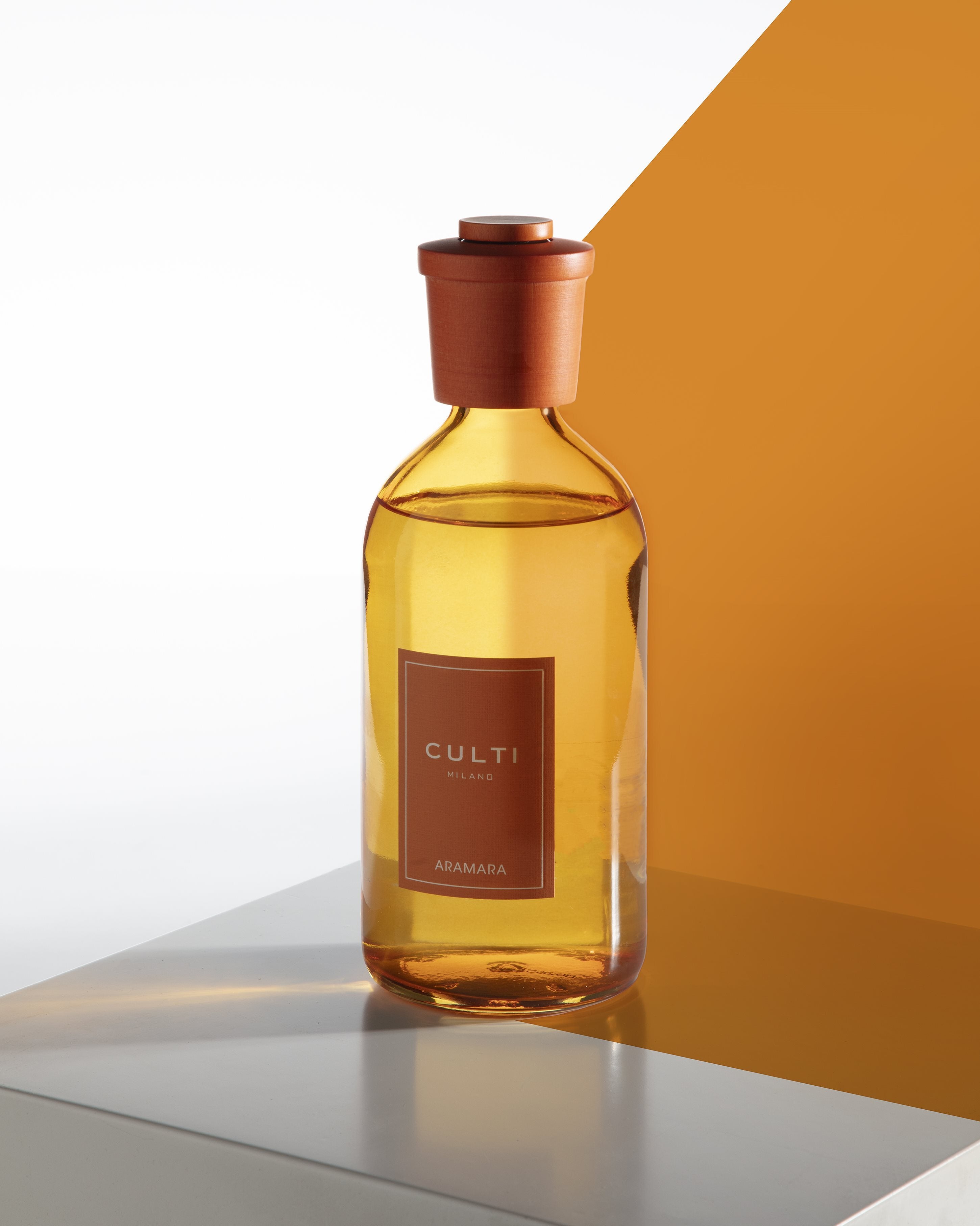 Geuro diffuser ORANGE ARAMARA met tonen van bittere sinaasappel, bergamot en sandelhout.