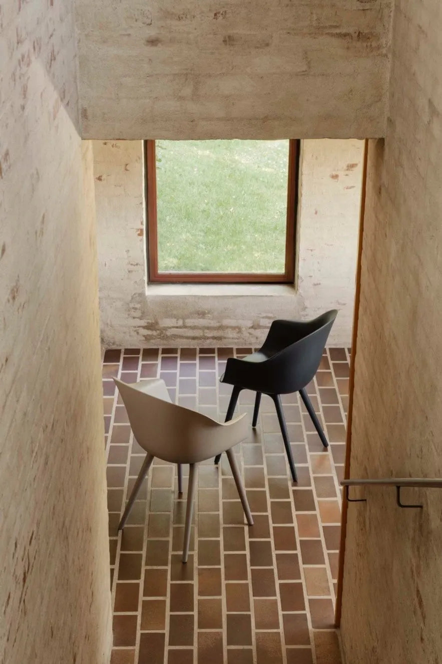 Stuhl BAT beige mit Eichenbasis