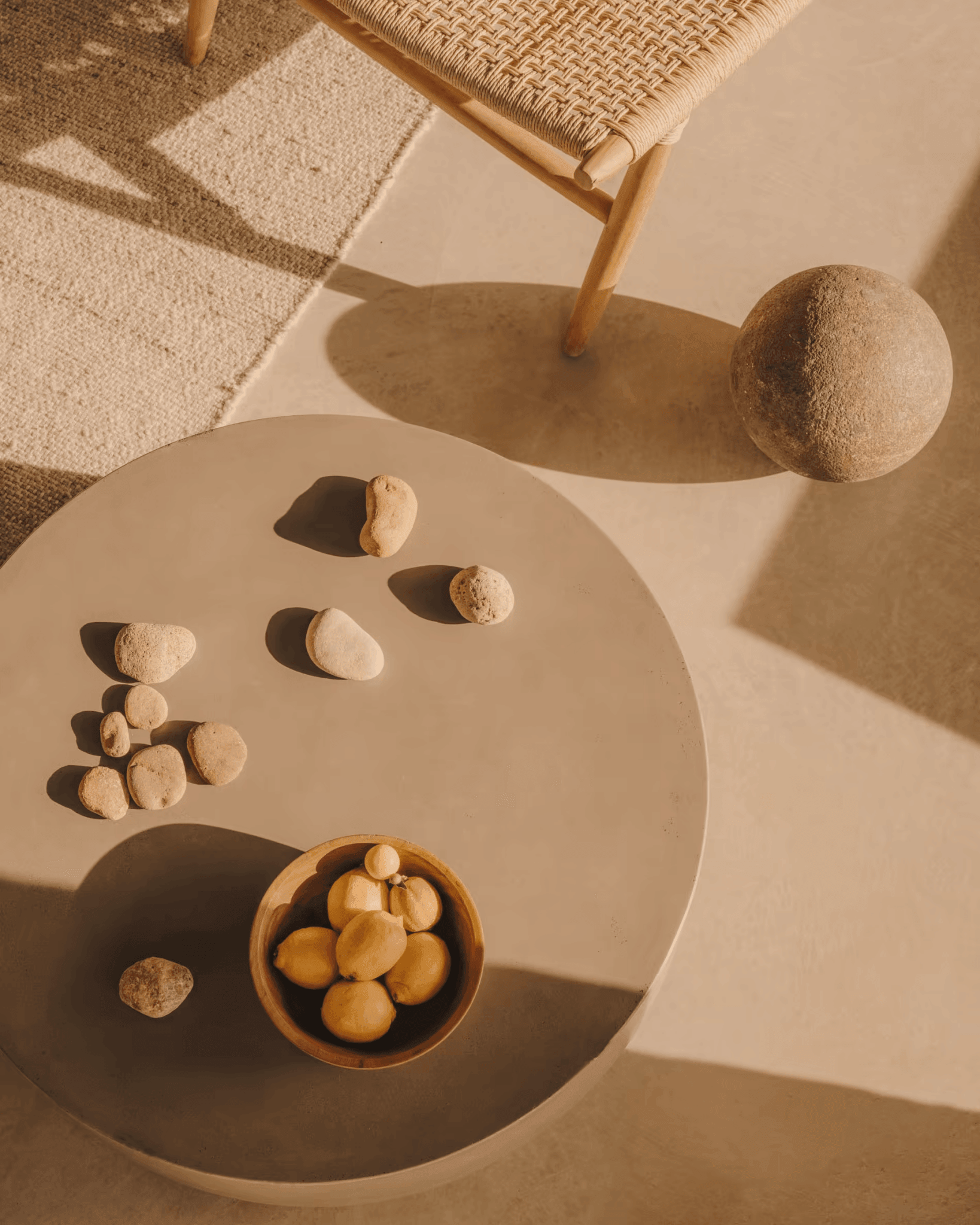 Duży stolik kawowy cementowy GARBET szary La Forma Eye on Design