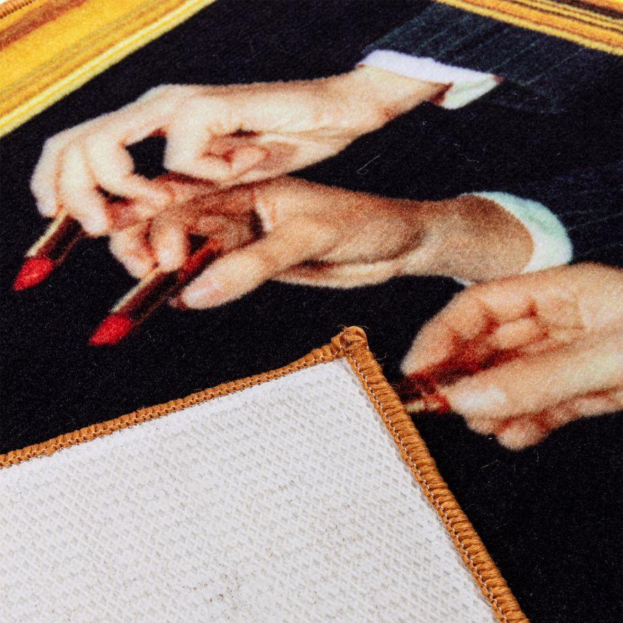 Dywan LIPSTICK czarny ze złotą ramą Seletti Eye on Design