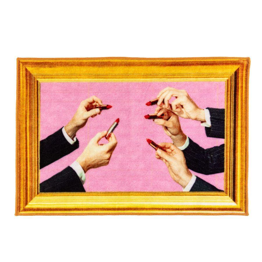 Dywan LIPSTICK różowy ze złotą ramą Seletti Eye on Design