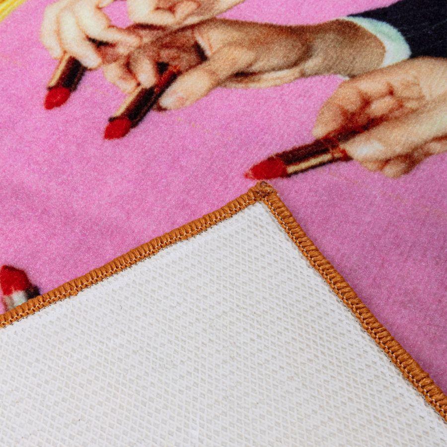 Dywan LIPSTICK różowy ze złotą ramą Seletti Eye on Design