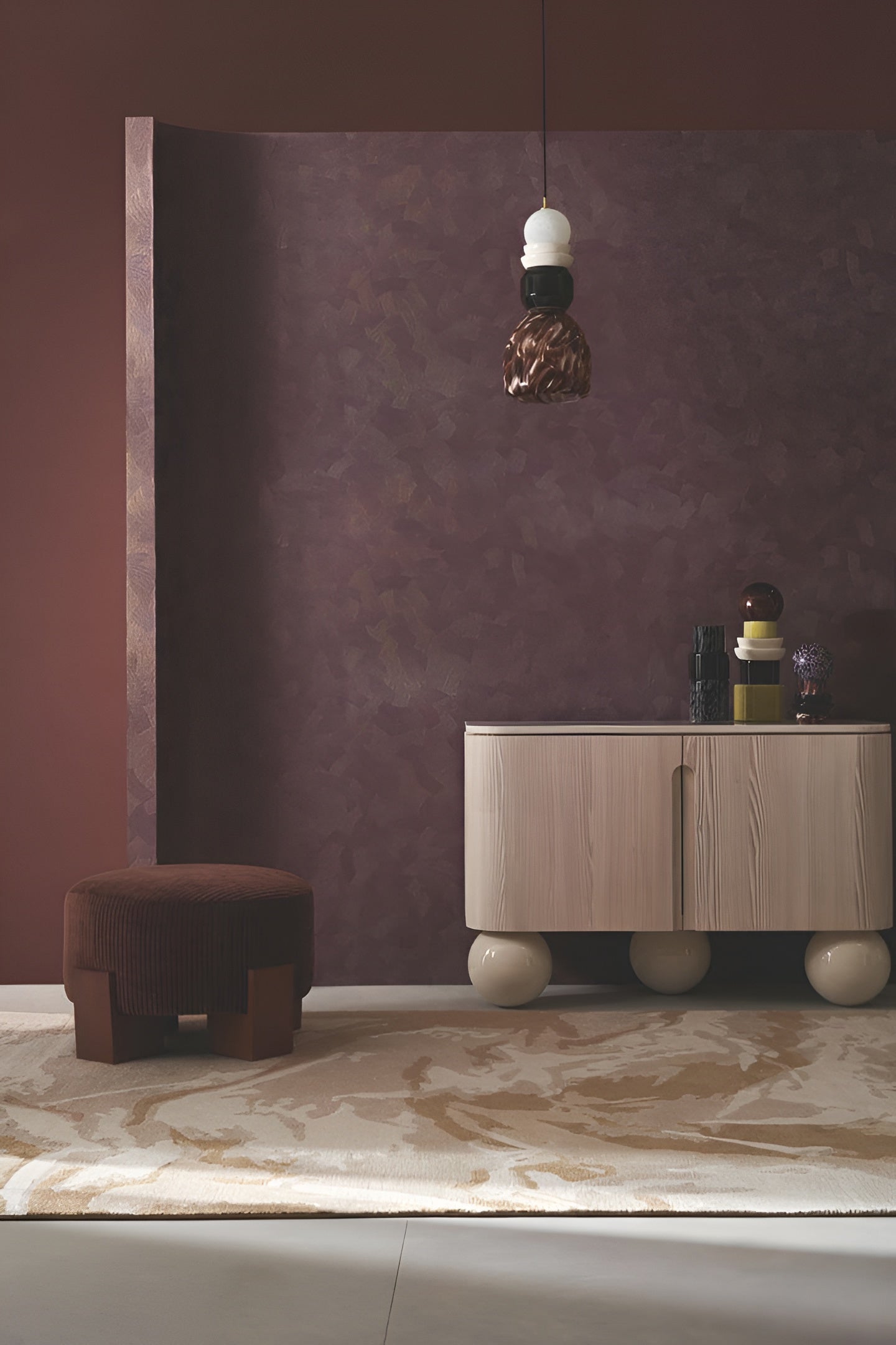 Strukturierte metallische Tapete mit abstraktem Muster BERENICE - AUBERGINE/DORÉ lila mit Gold