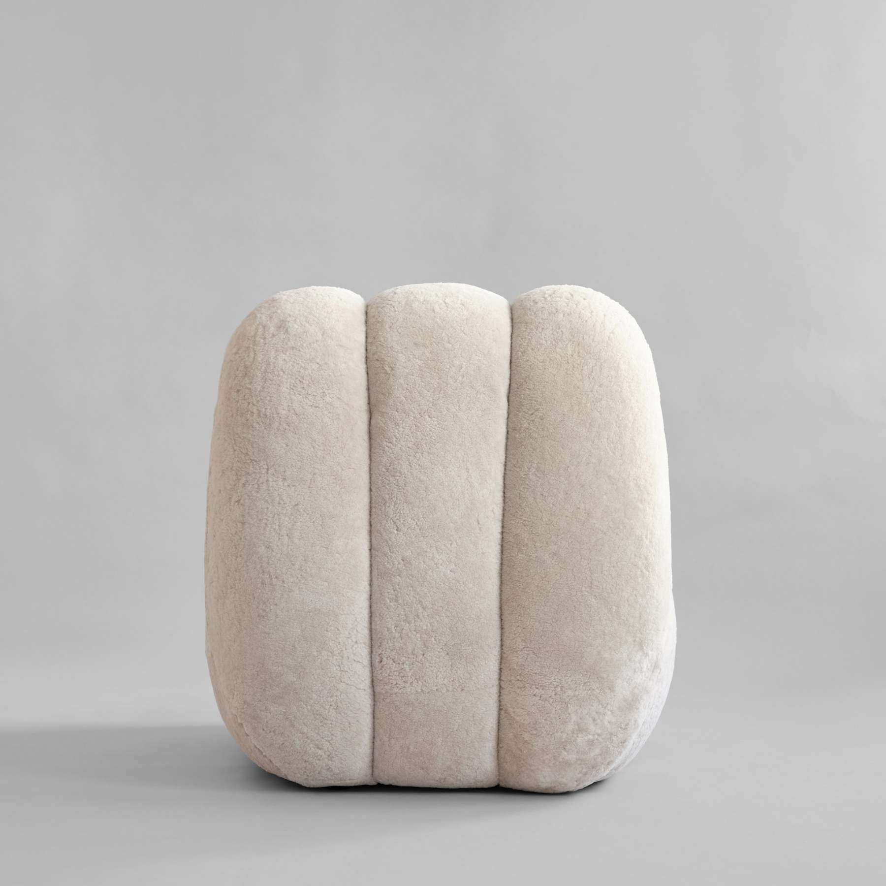 Fotel w tkaninie Sheepskin TOE kremowy do salonu