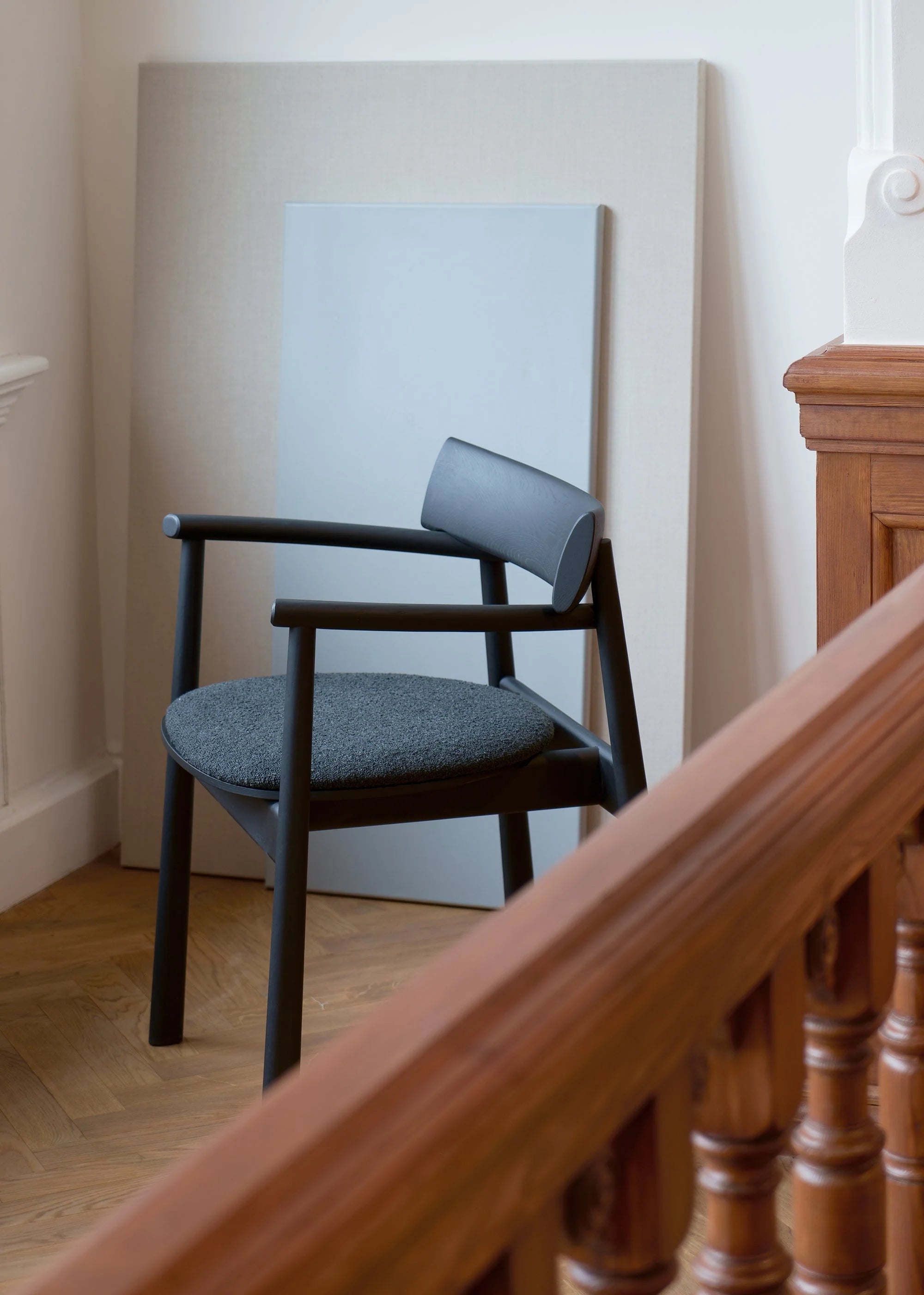 Stuhl ELIPSA SOFT aus Eichenholz und sandfarbener Boucle