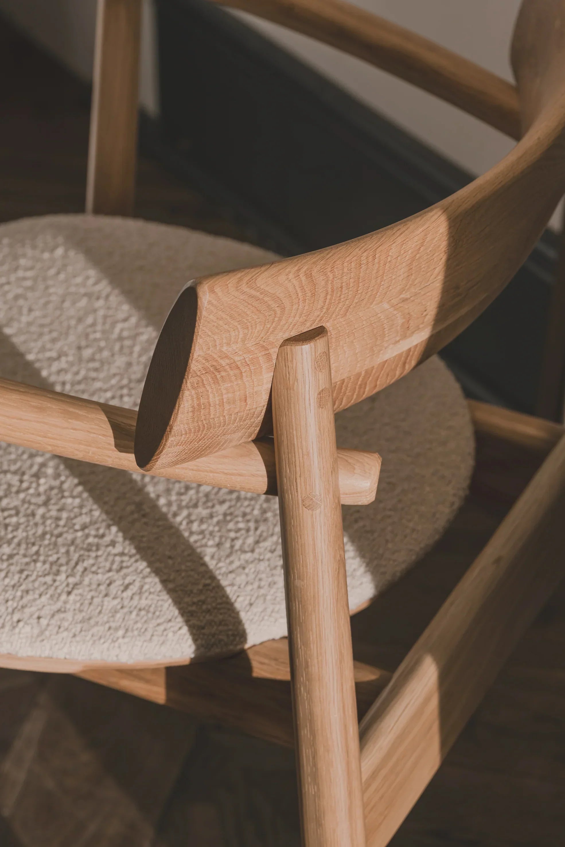 Stuhl ELIPSA SOFT aus Eichenholz und sandfarbener Boucle