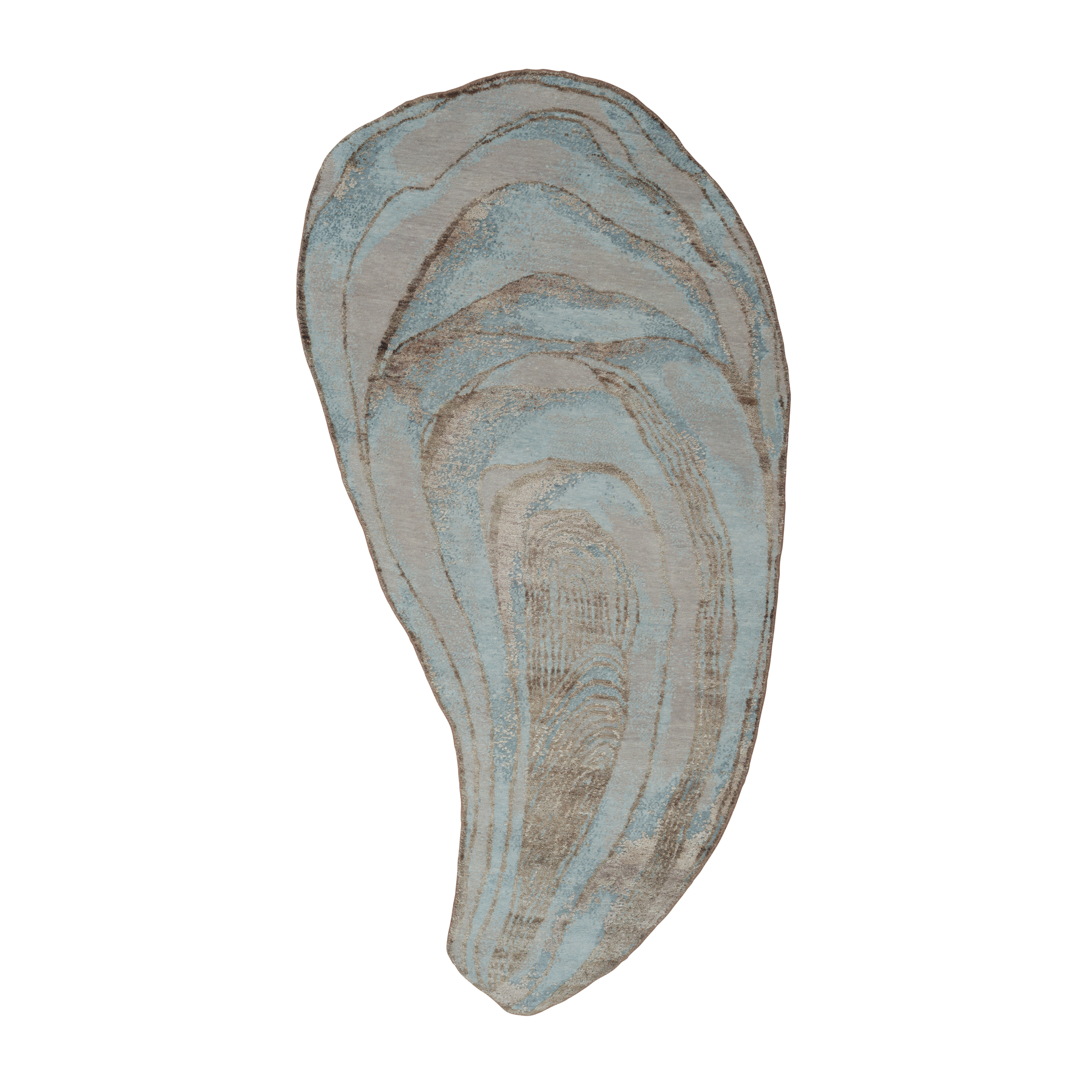 PEARL AURICLE blue with beige rug