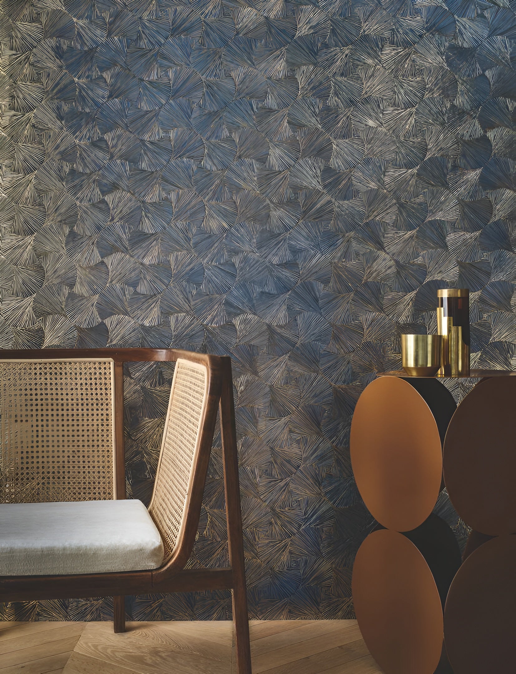 Metallic textured wallpaper with a plant leaf motif SONGKET - ORAGE/DORÉ navy blue with gold