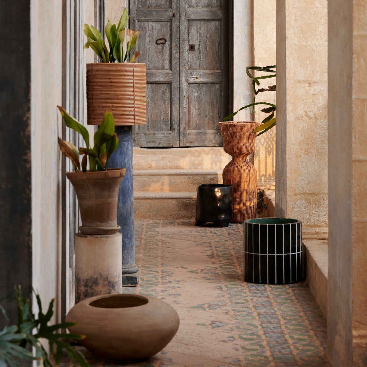 Donica PILLAR PLANT POT donkergroen beton met wit
