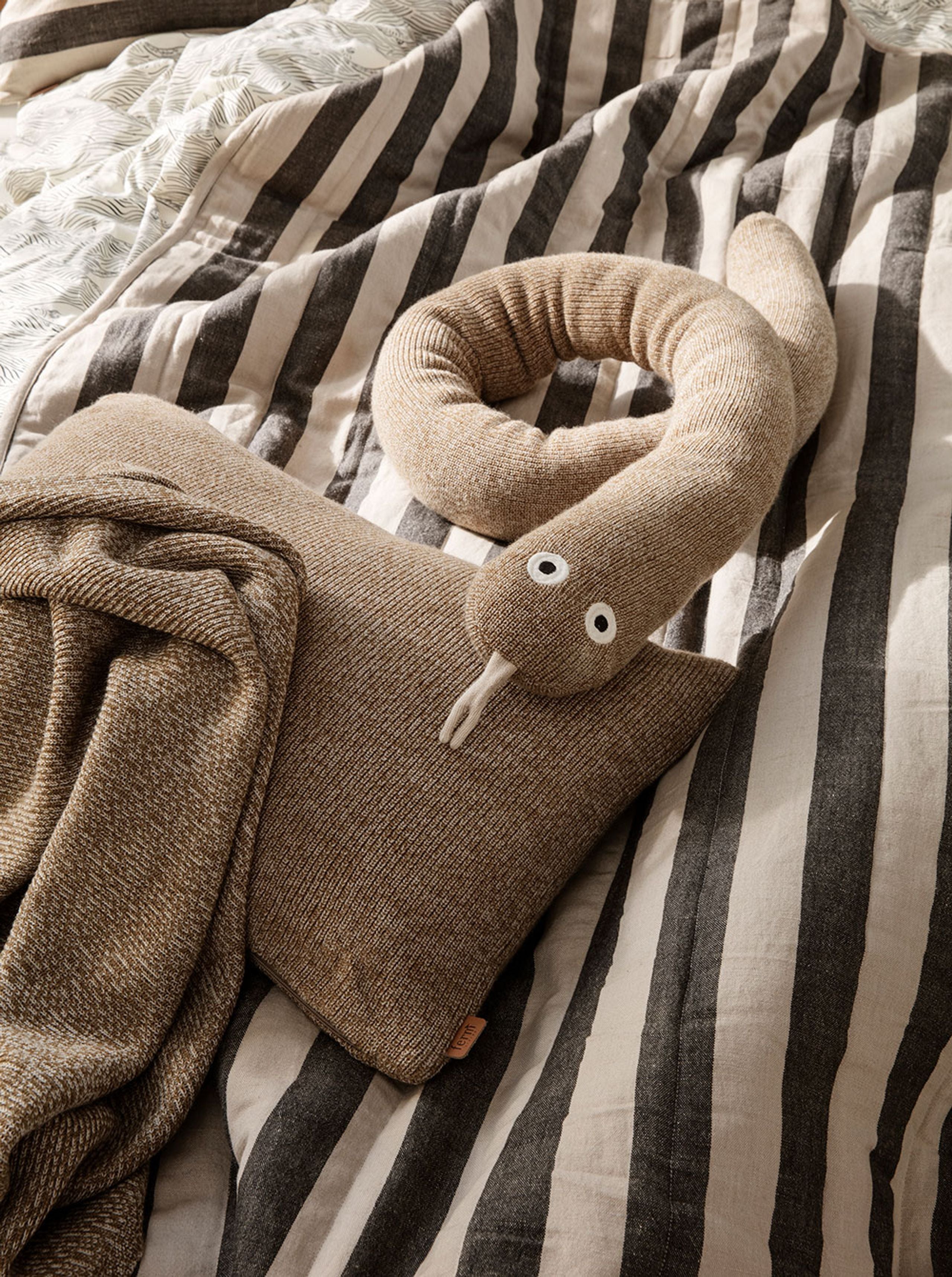 GRAND bedspread in sand with black stripes