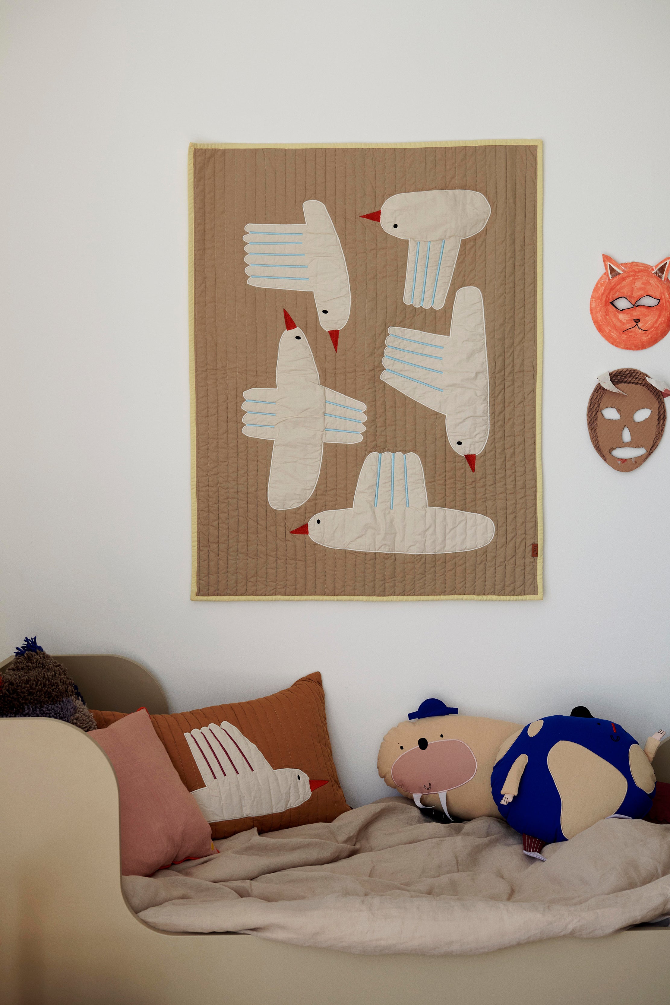 Geknoopte kussen BIRD QUILTED lichtbruin met wit