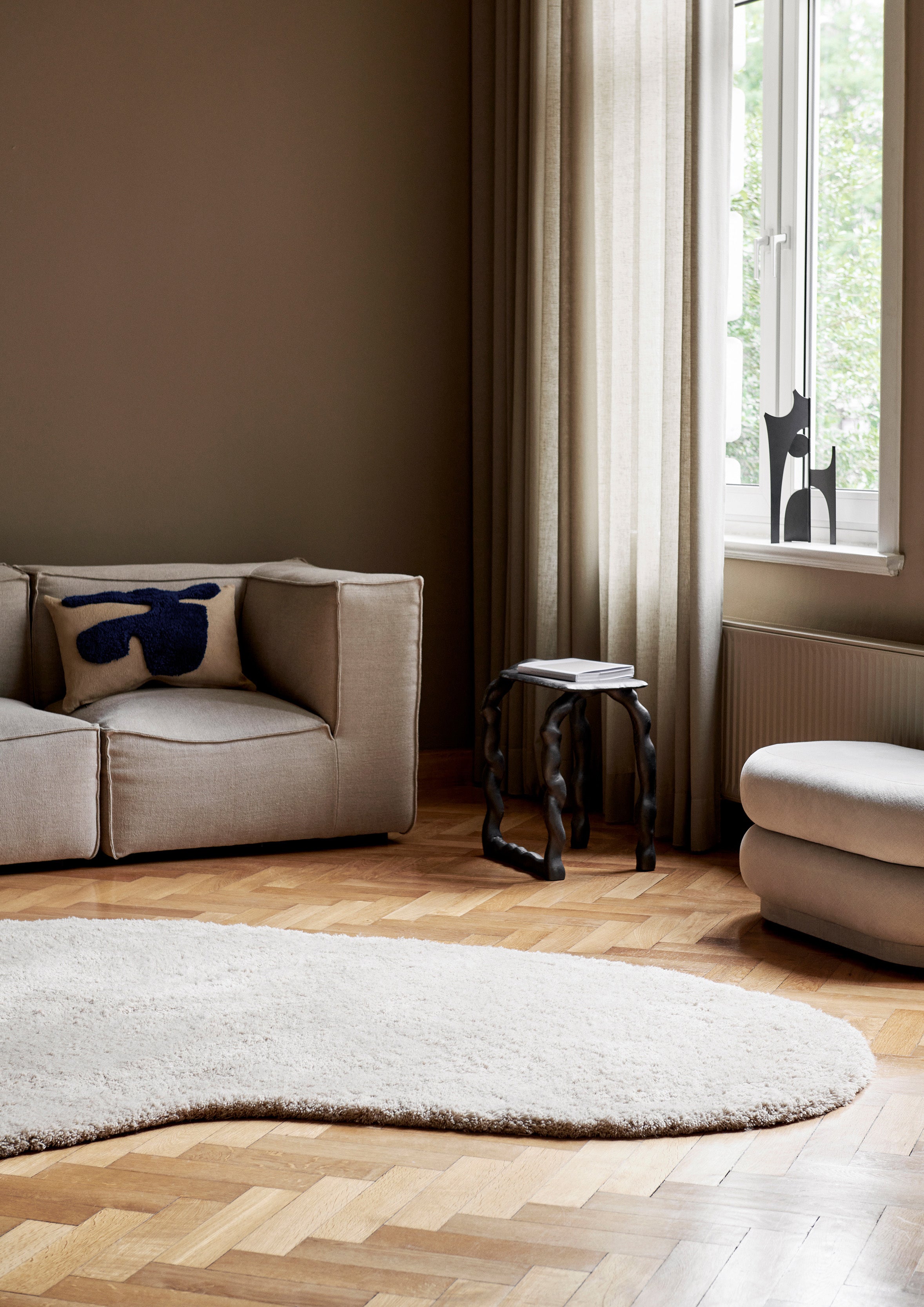 Ovaler Teppich FORMA gebrochenes Weiß mit langem Flor