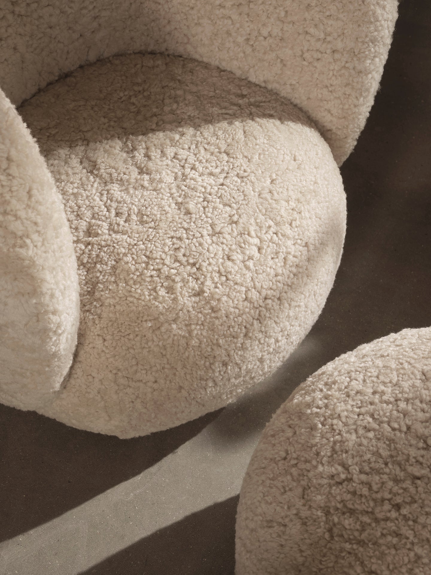Puf RICO Sheepskin kremowy do salonu – ferm LIVING