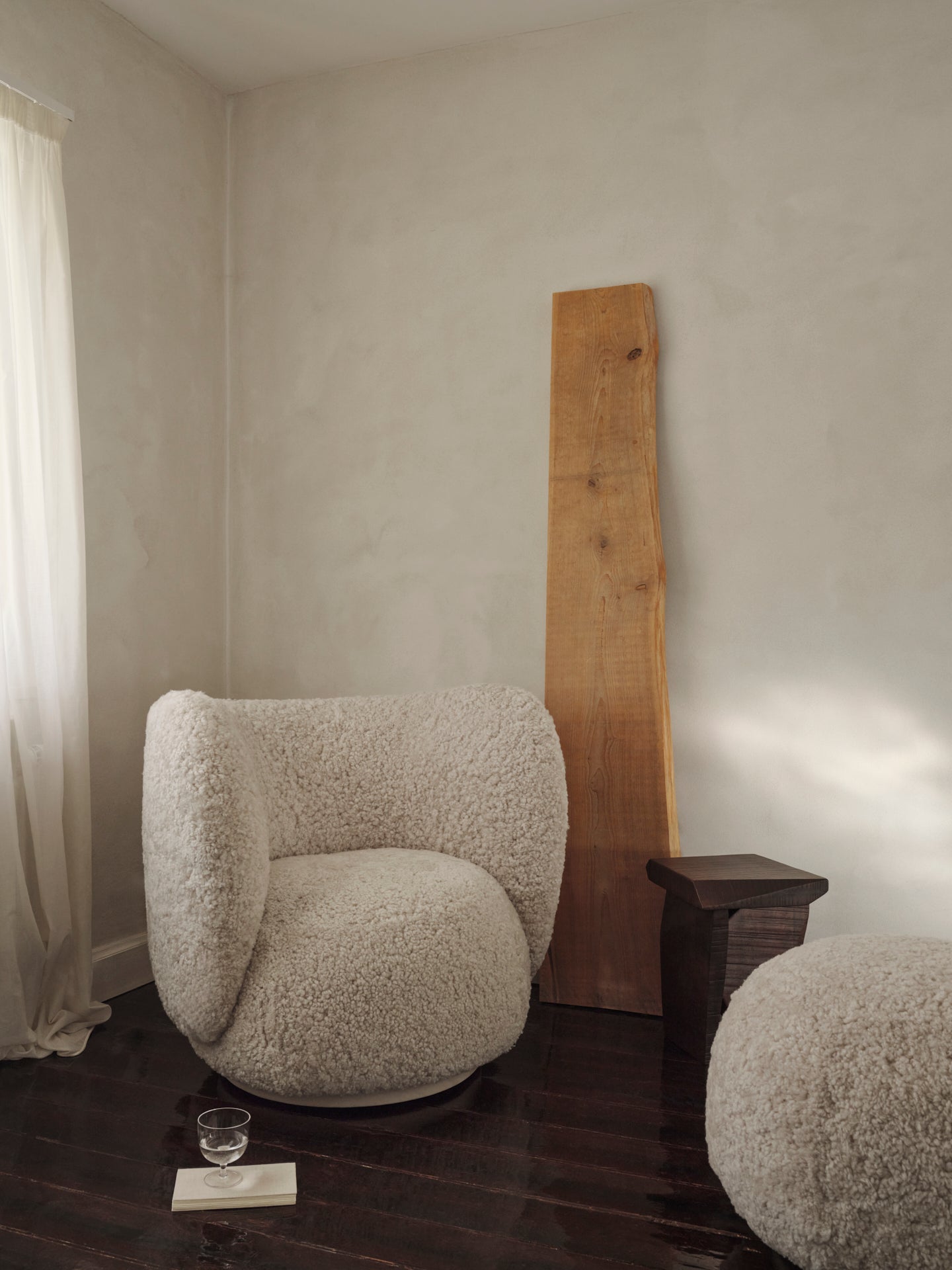 Puf RICO Sheepskin kremowy – styl nowoczesny