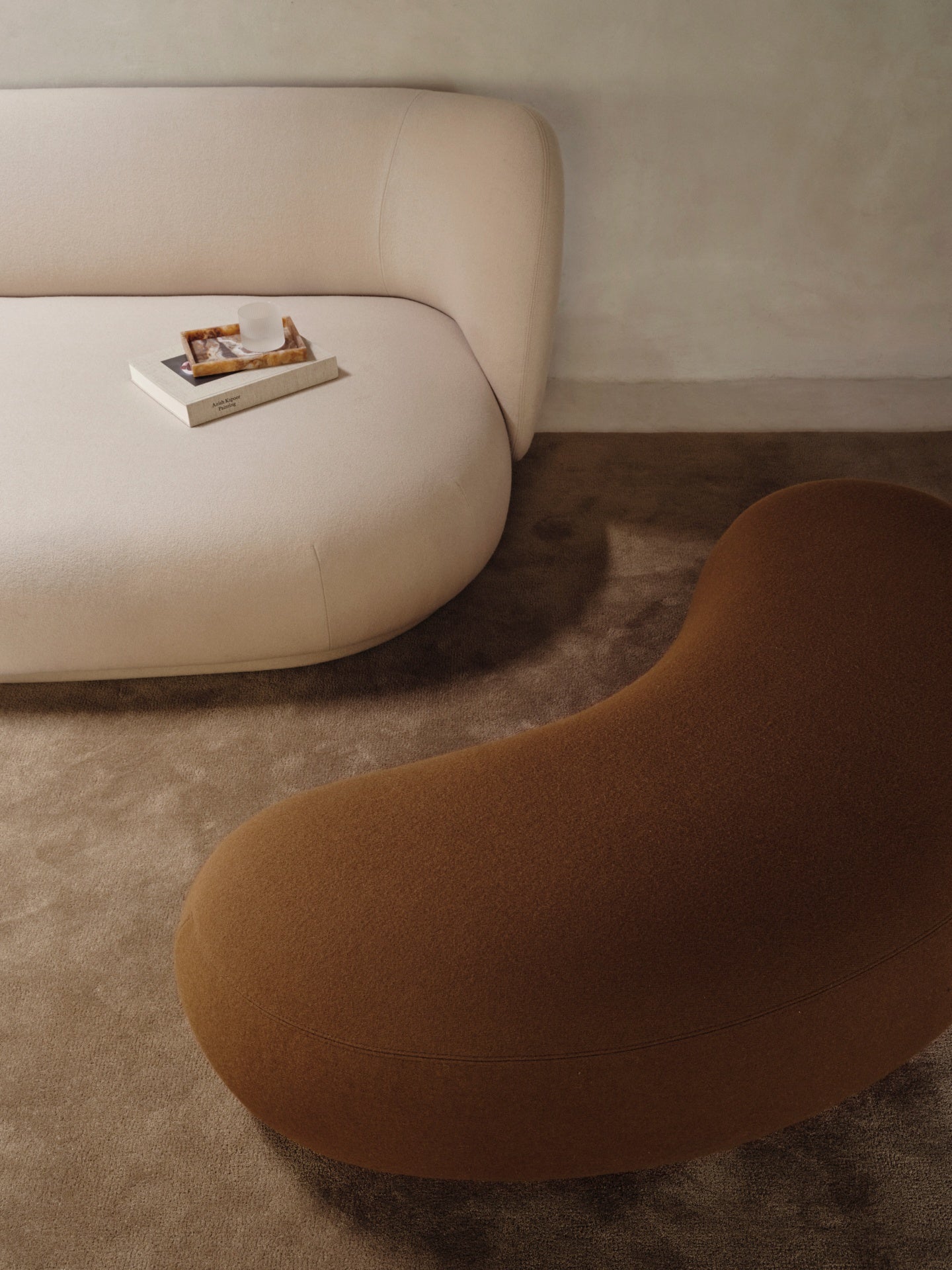 Otomana RICO LOUNGER tapicerowana, marka ferm LIVING
