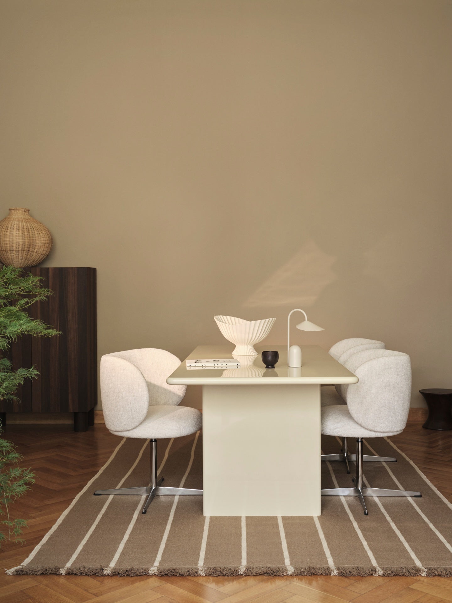 Krzesło obrotowe z podłokietnikami RICO Bouclé złamana biel – ferm LIVING