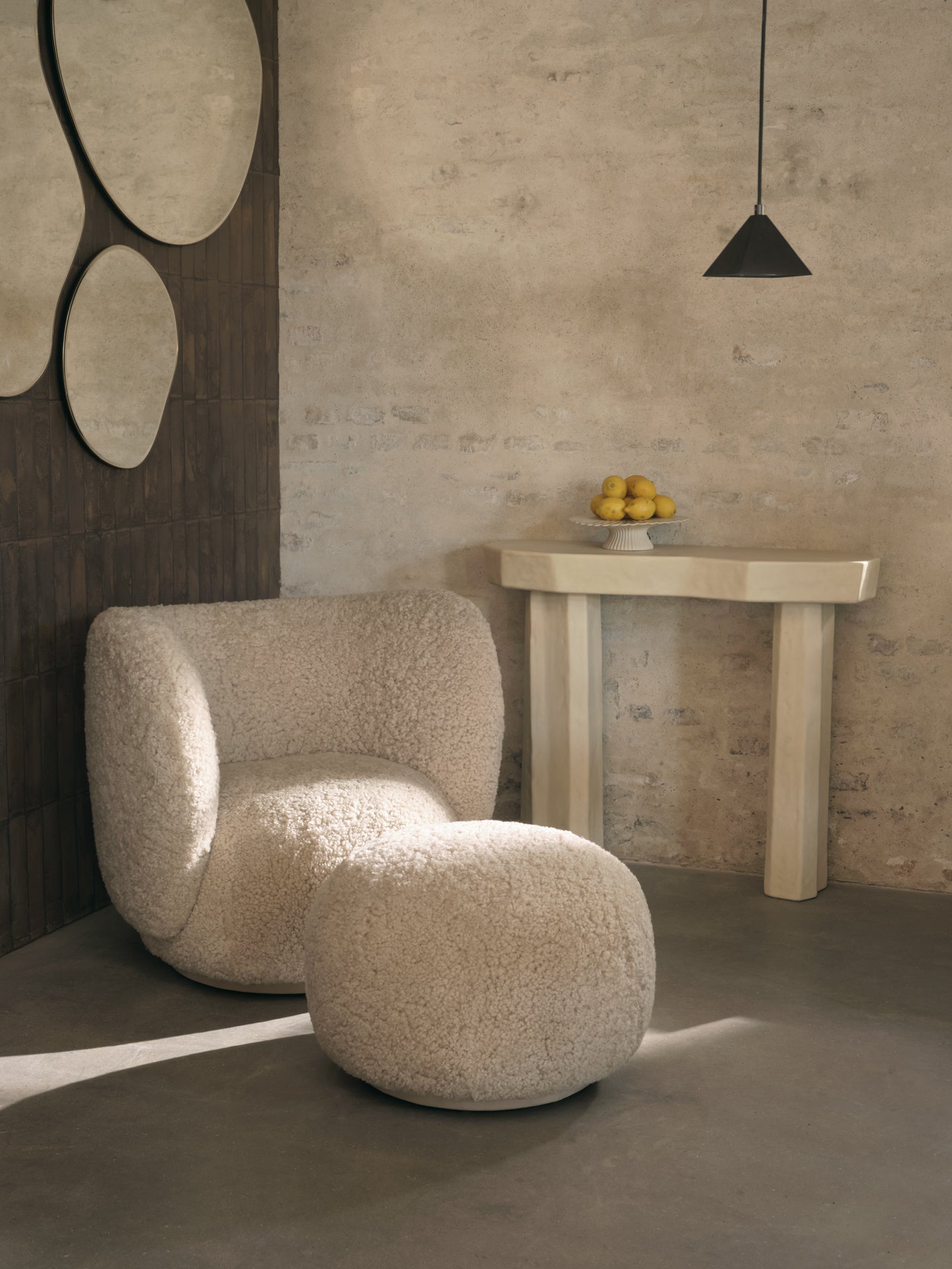 Puf RICO Sheepskin kremowy do salonu