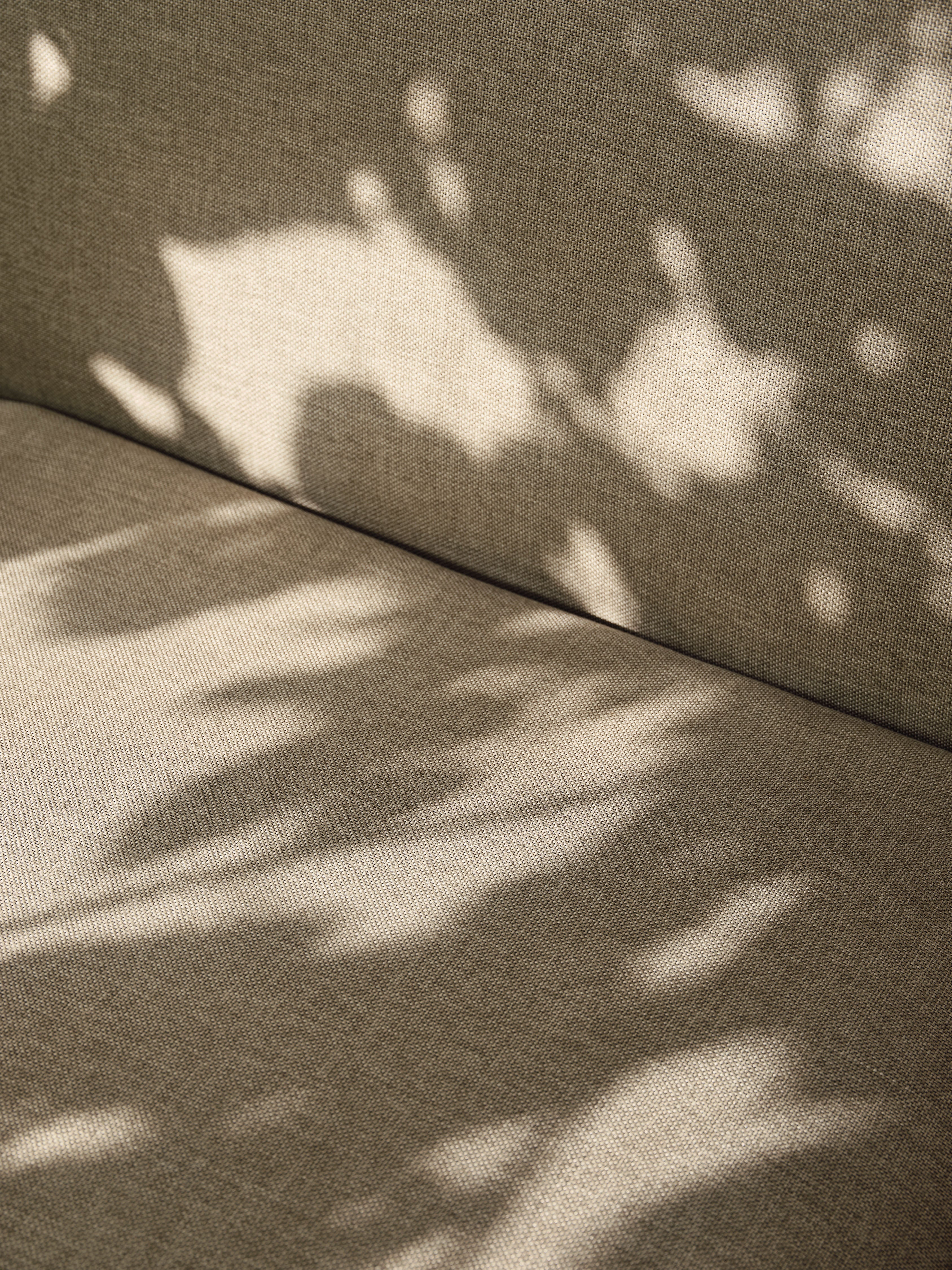 2-Personen-Sofa externer Wüste Beige mit einer schwarzen Basis