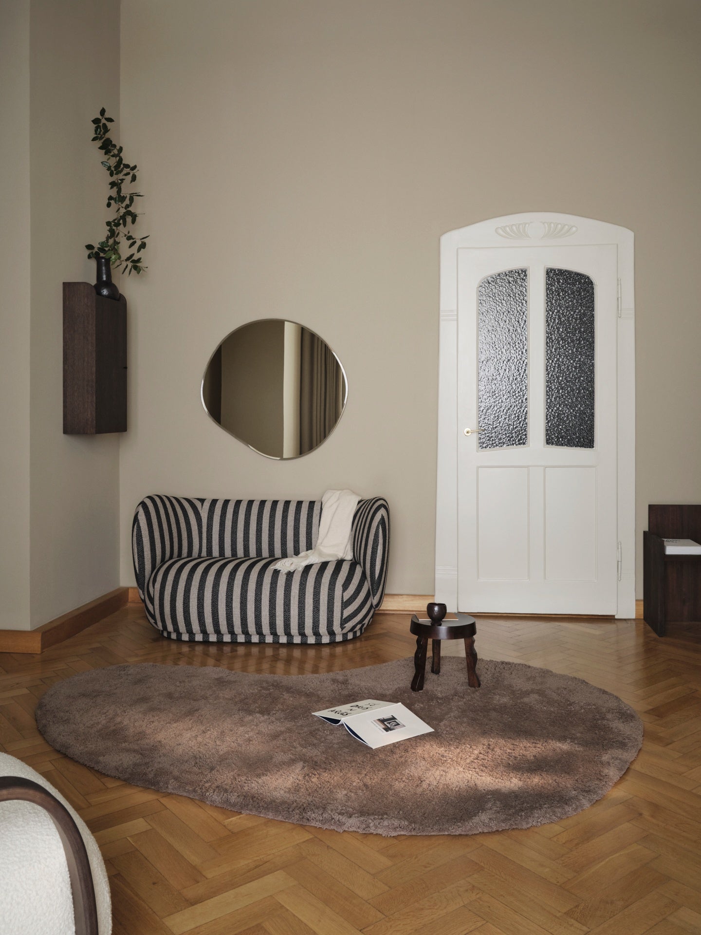 Ovaler Teppich FORMA grau-braun mit langem Flor