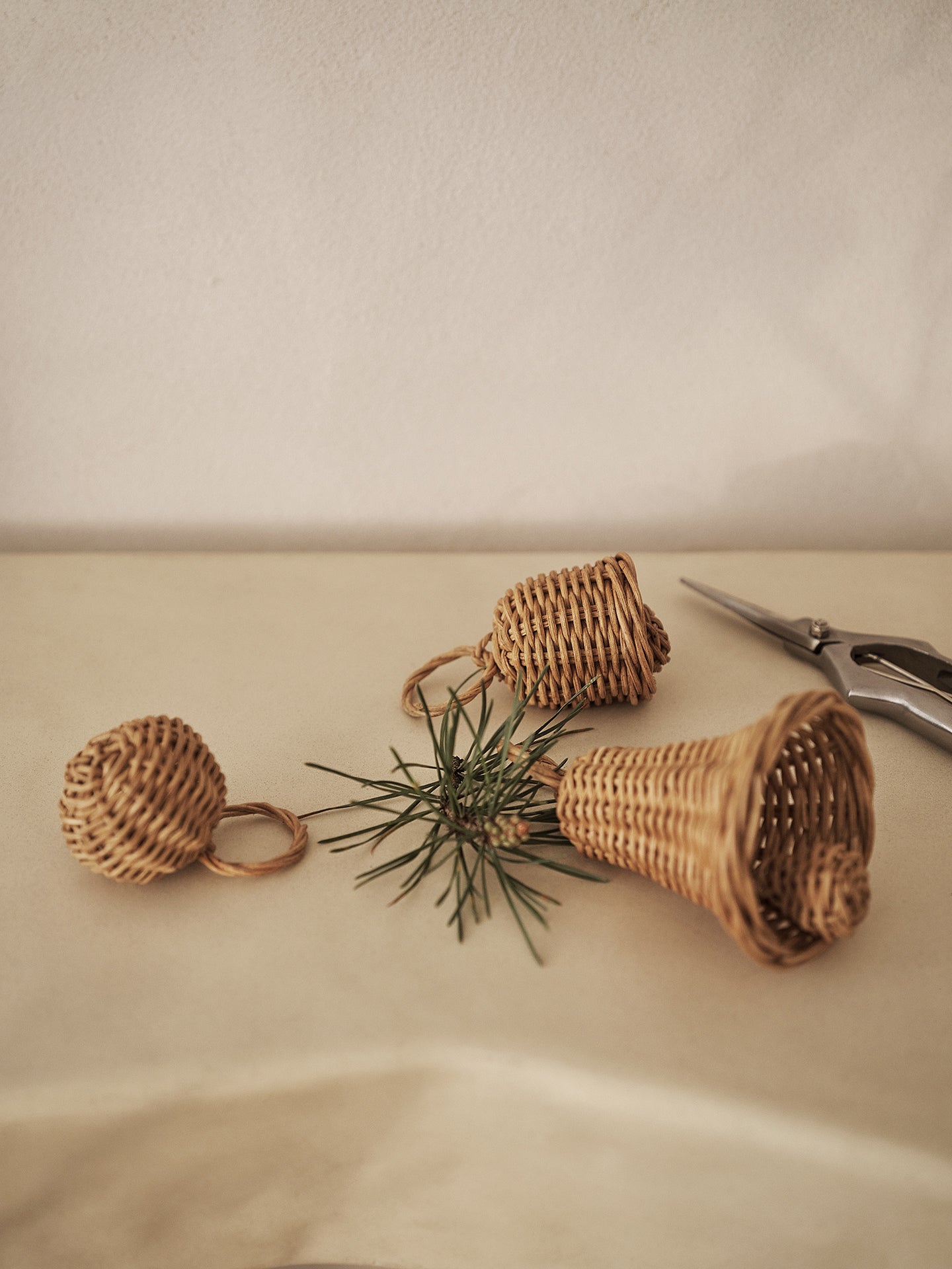 Set von BELL Rattan-Glaskugeln