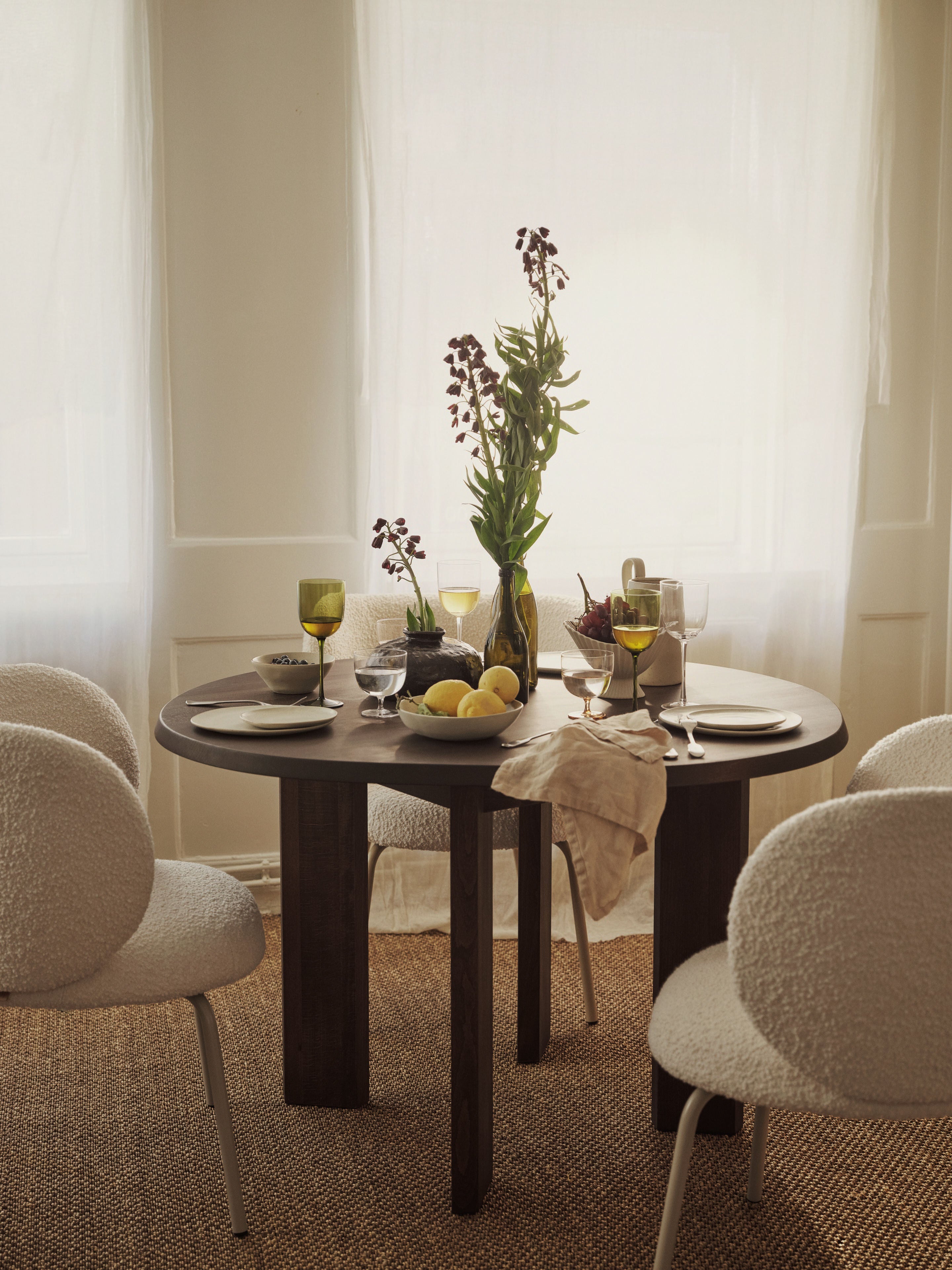 Chair with Rico Bouclé armrests Broken white with a beige base