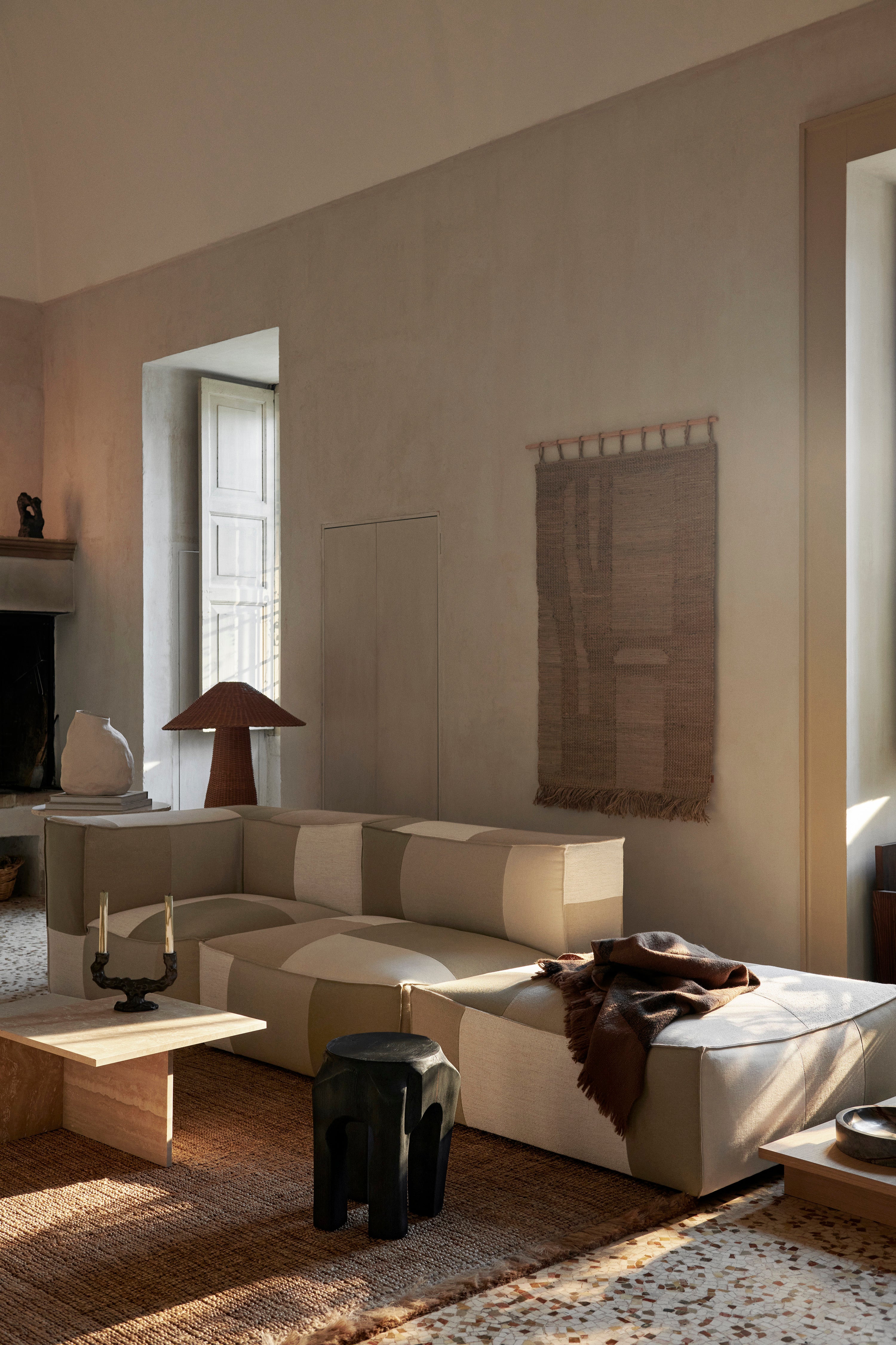 Ernte -Juta -Wanddekoration und Buchenholz