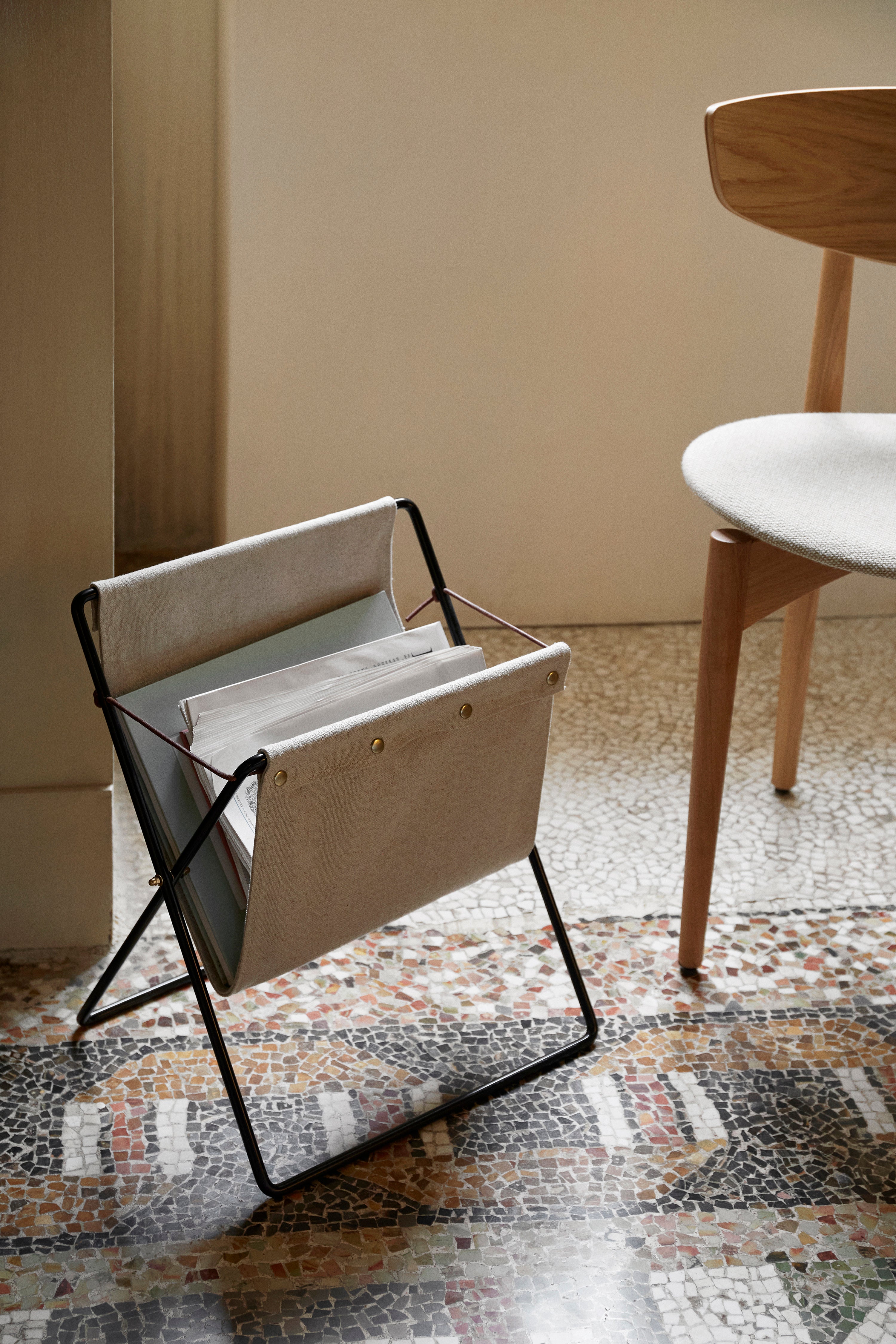 HERMAN beiger Zeitungsständer mit schwarzem Sockel