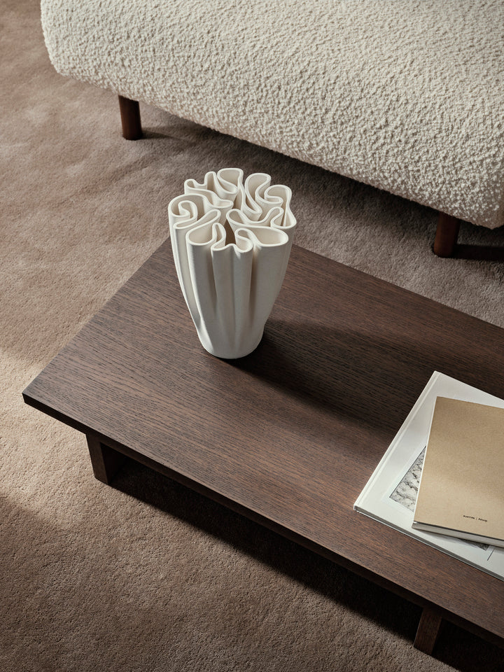 Stolik ekspozycyjny KONA ciemne drewno dębowe do salonu – ferm LIVING