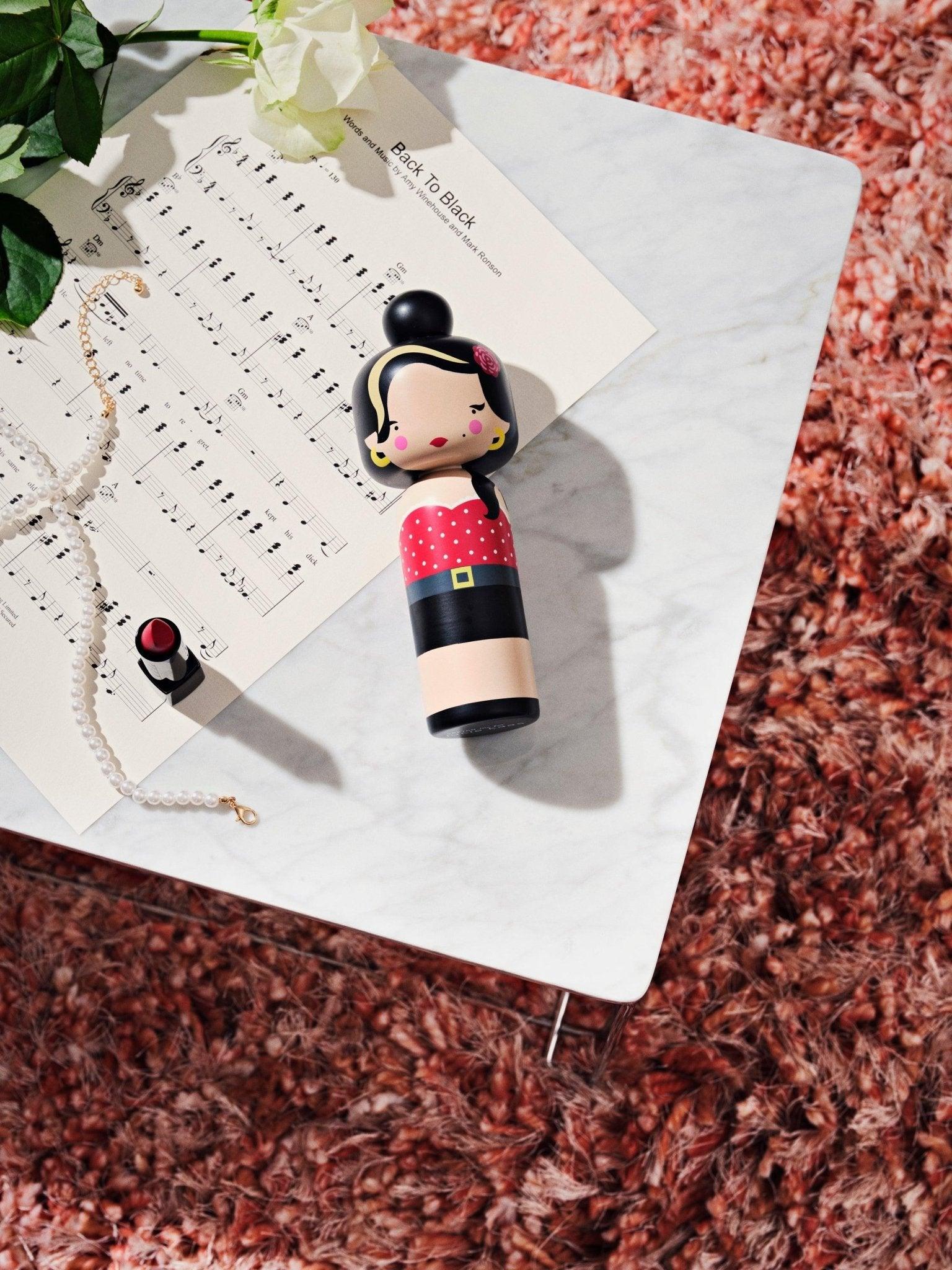 Figurka dekoracyjna AMY WINEHOUSE Lucie Kaas Eye on Design