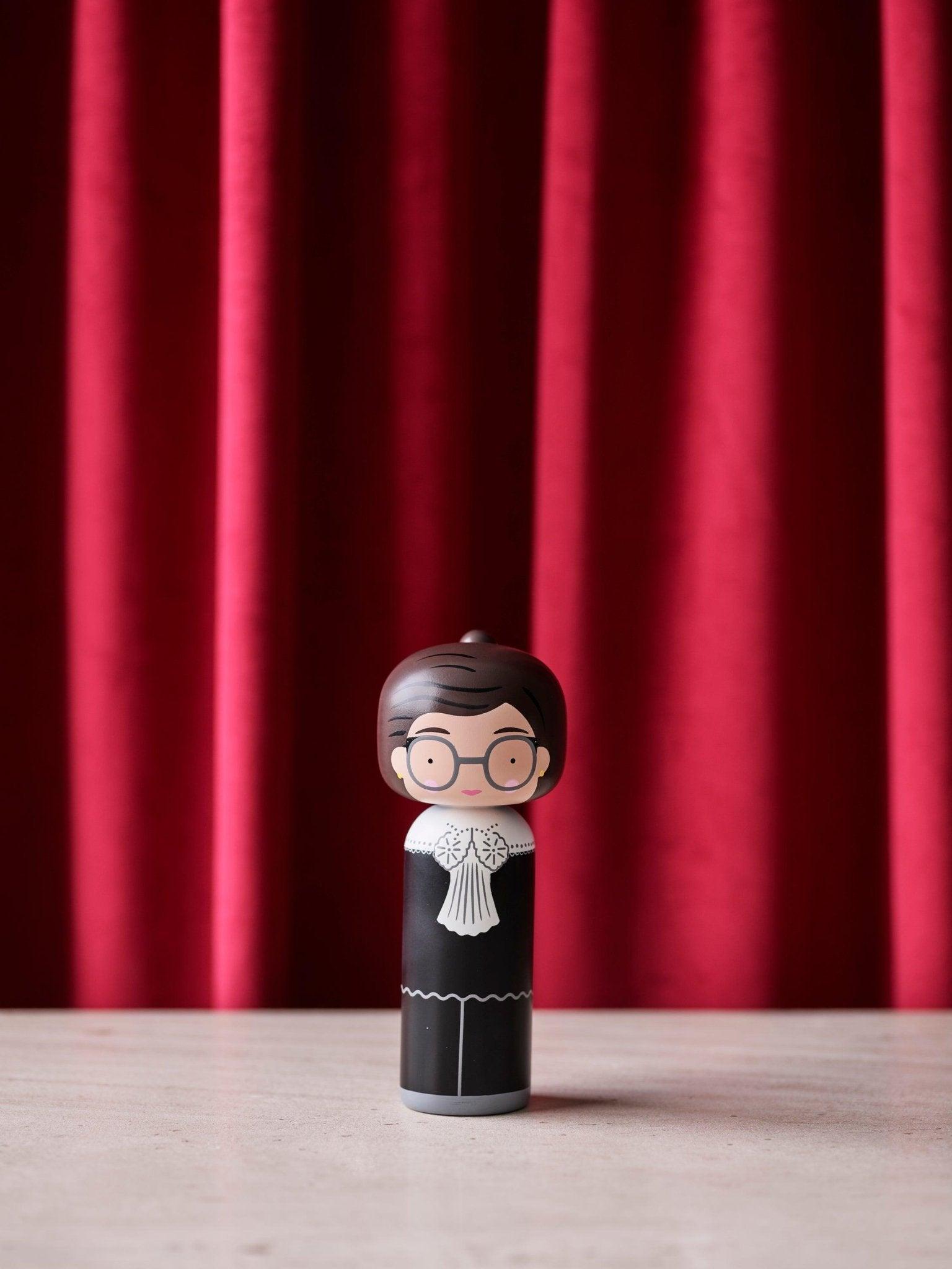 Figurka dekoracyjna RUTH BADER GINSBURG Lucie Kaas Eye on Design