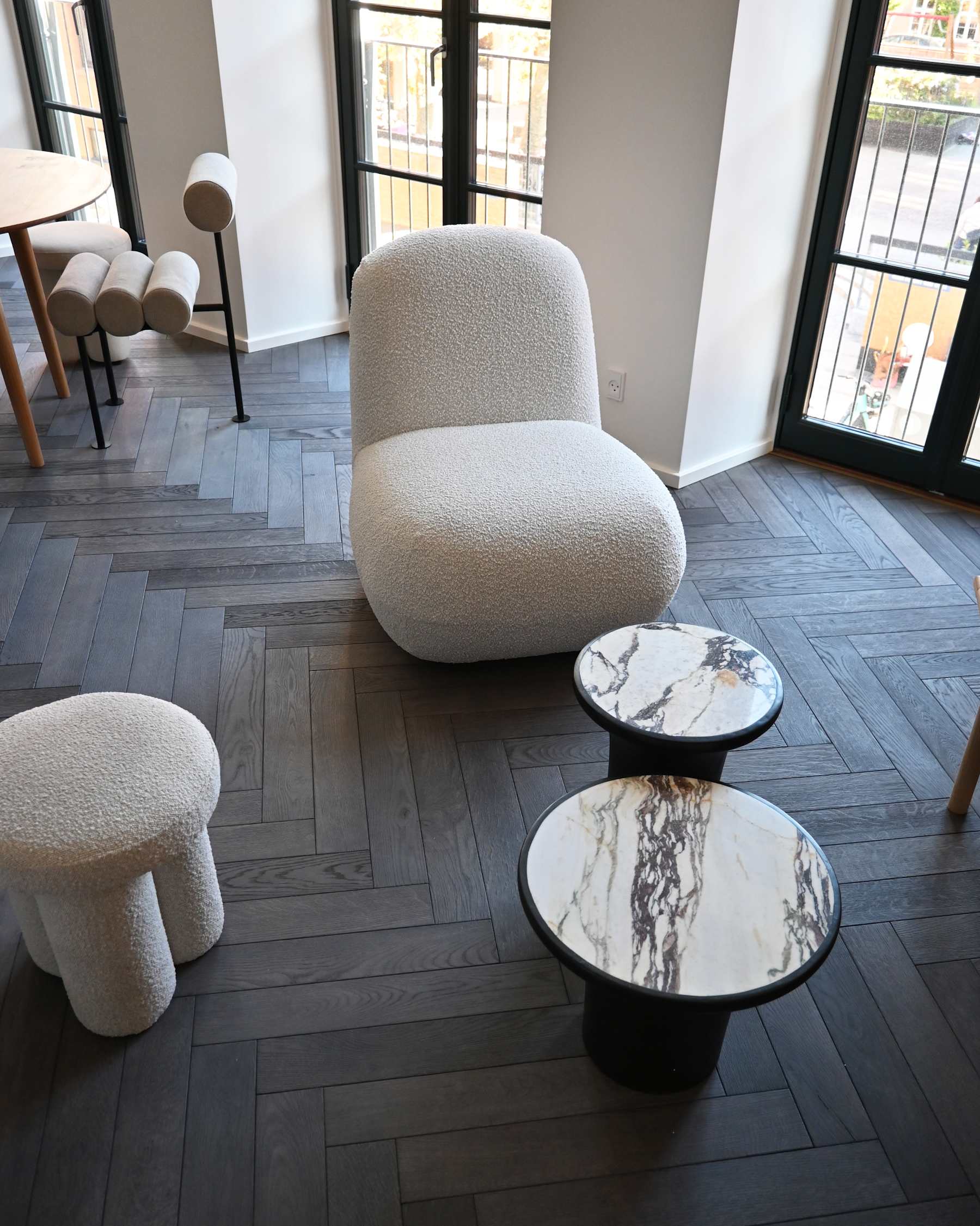 TRUMPET coffee table in concrete with marble