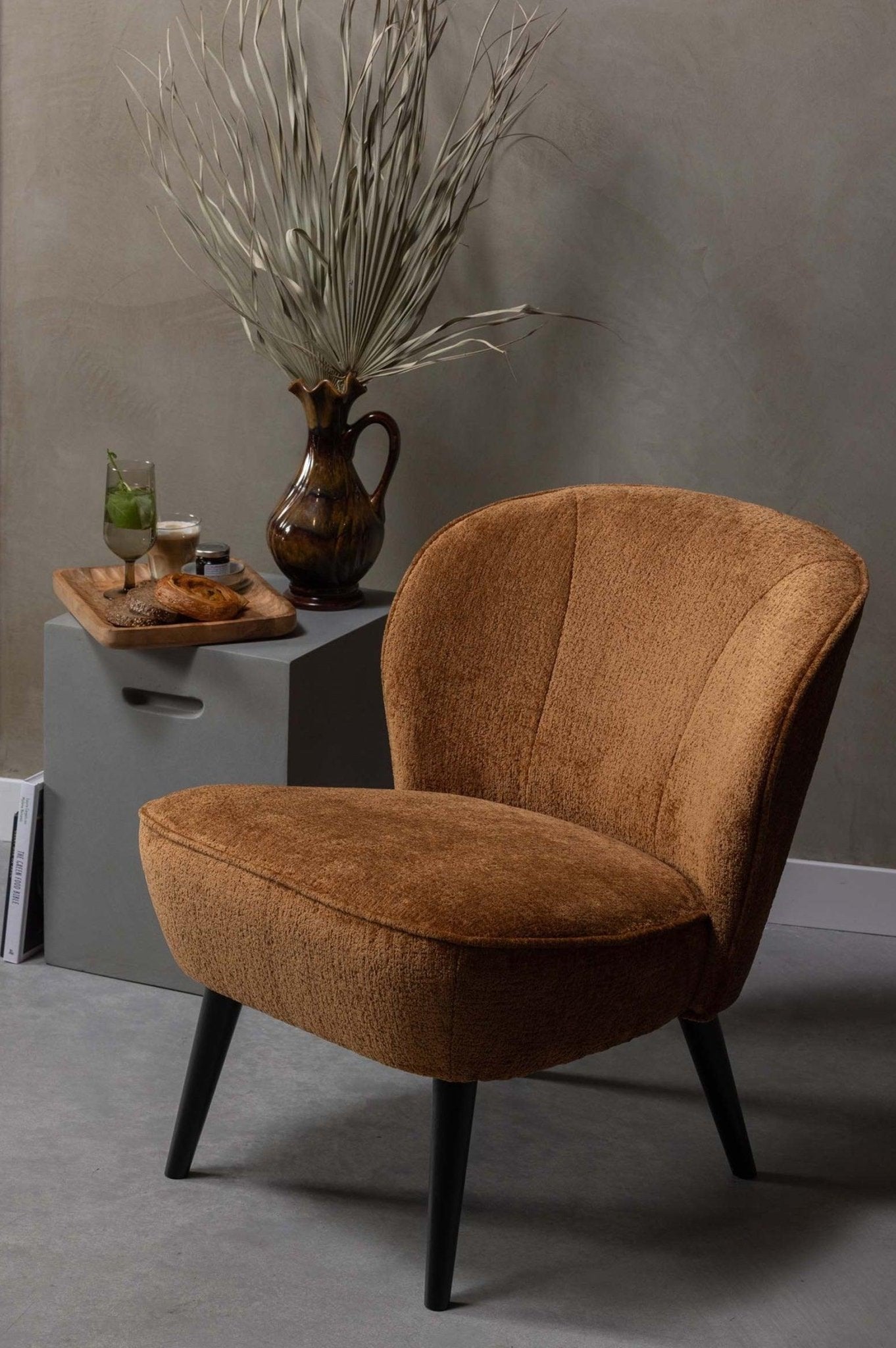 Fotel aksamitny SARA koniakowy Woood Eye on Design