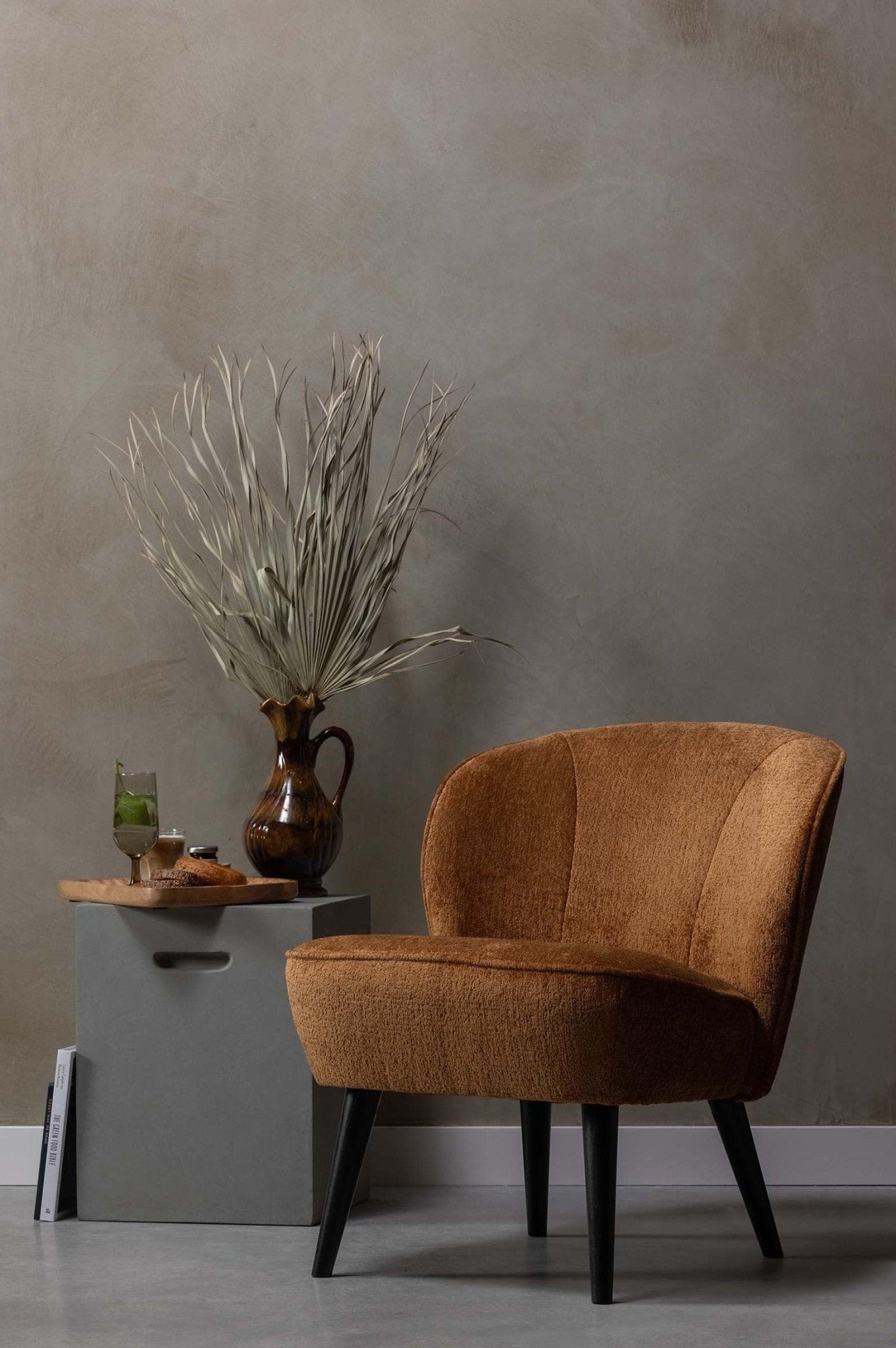 Fotel aksamitny SARA koniakowy Woood Eye on Design