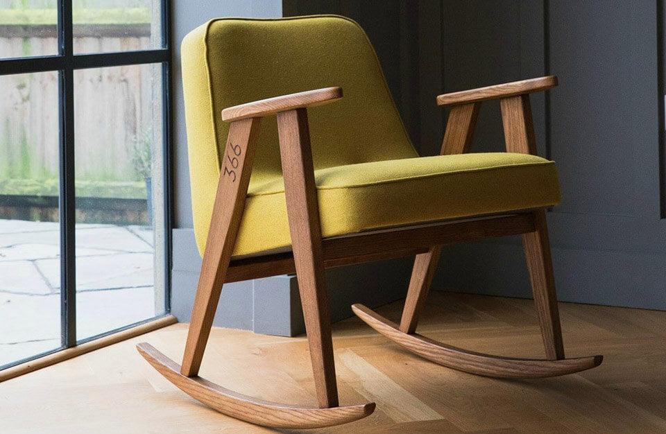 Fotel bujany 366 zielony w tkaninie Velvet Bottle Green 366 concept Eye on Design