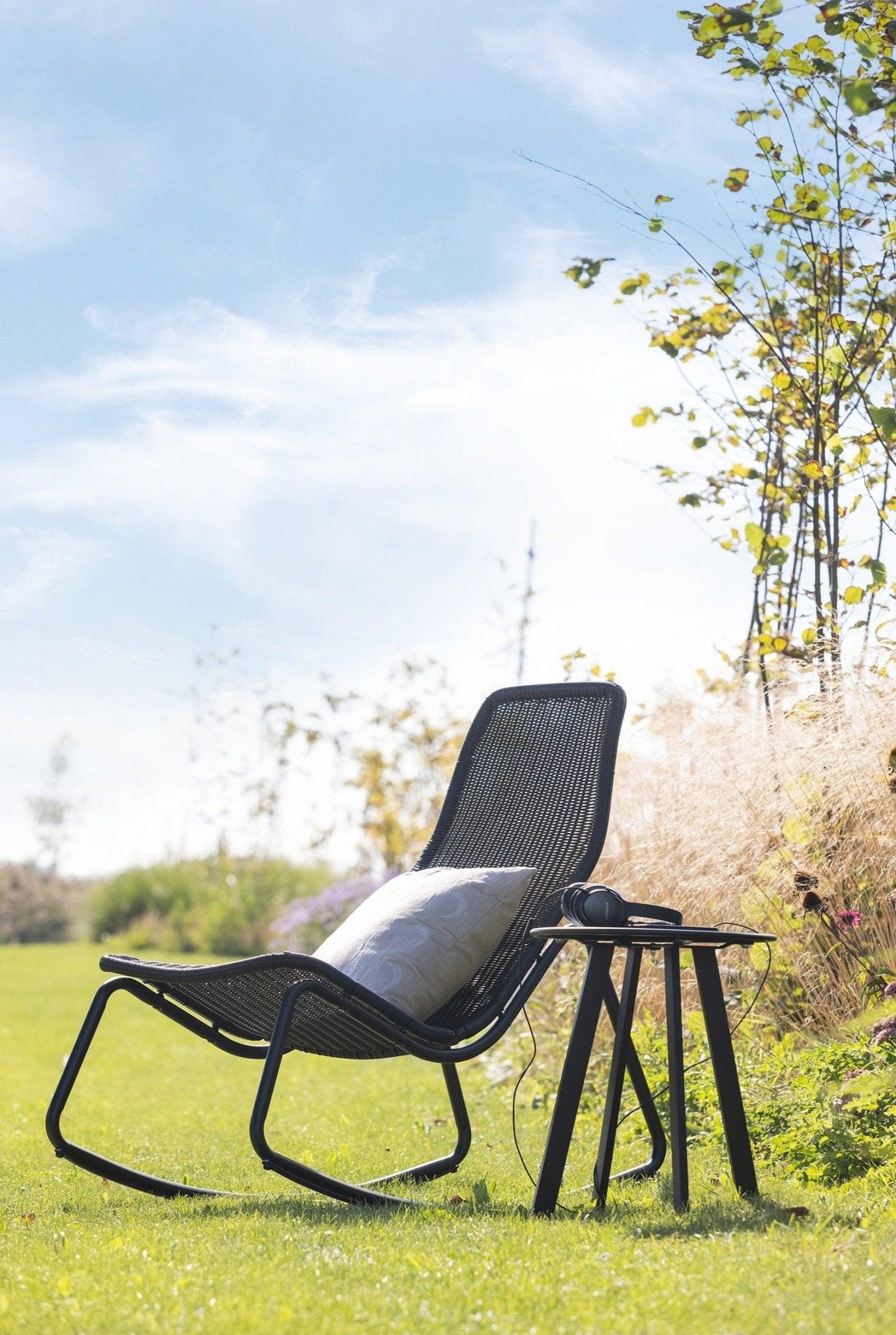 Fotel bujany TOM czarny Woood Eye on Design