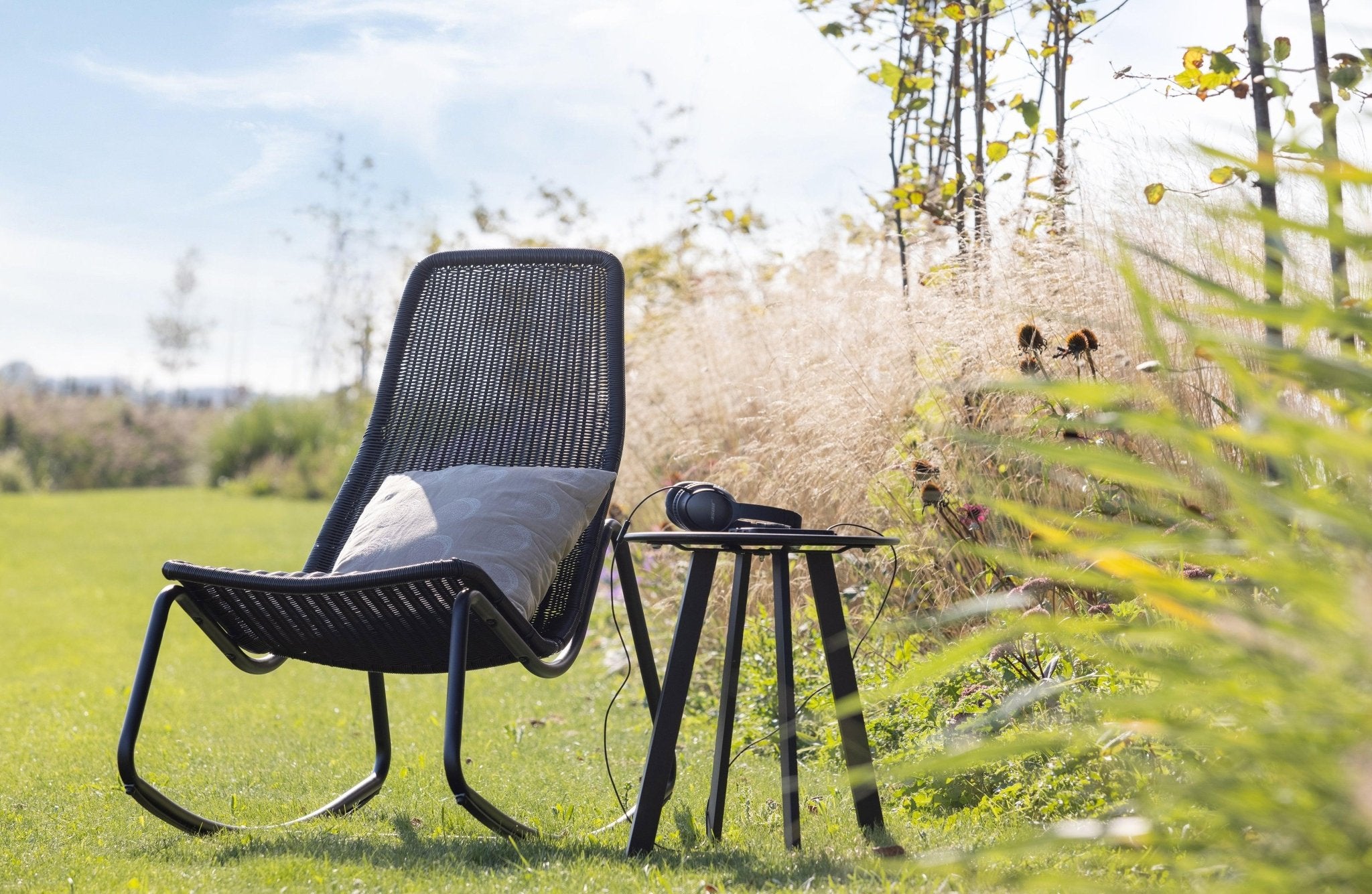 Fotel bujany TOM czarny Woood Eye on Design