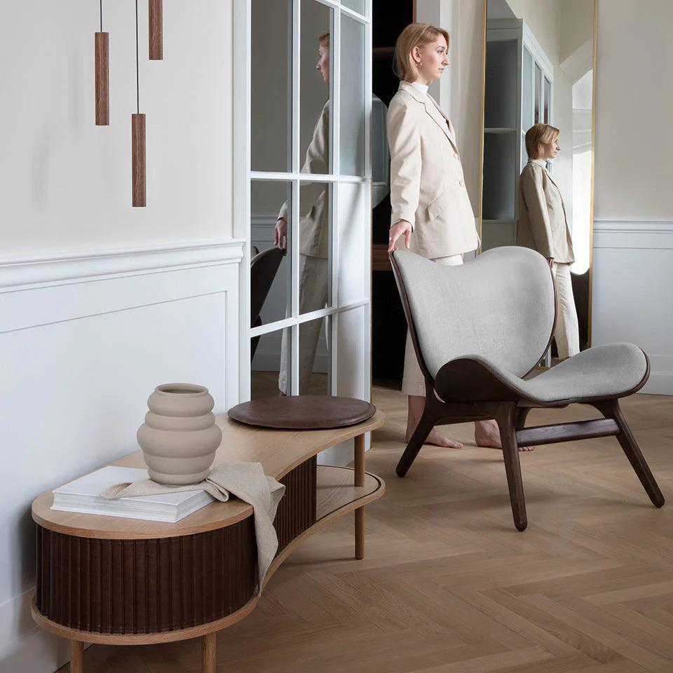 Fotel CONVERSATION PIECE baby blue z ciemno dębową podstawą UMAGE Eye on Design