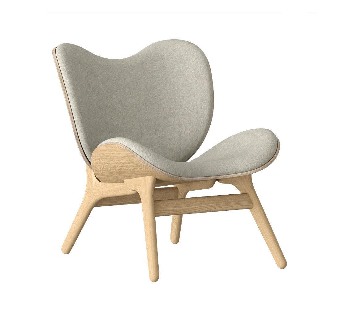 Fotel CONVERSATION PIECE beżowy z dębową podstawą UMAGE Eye on Design