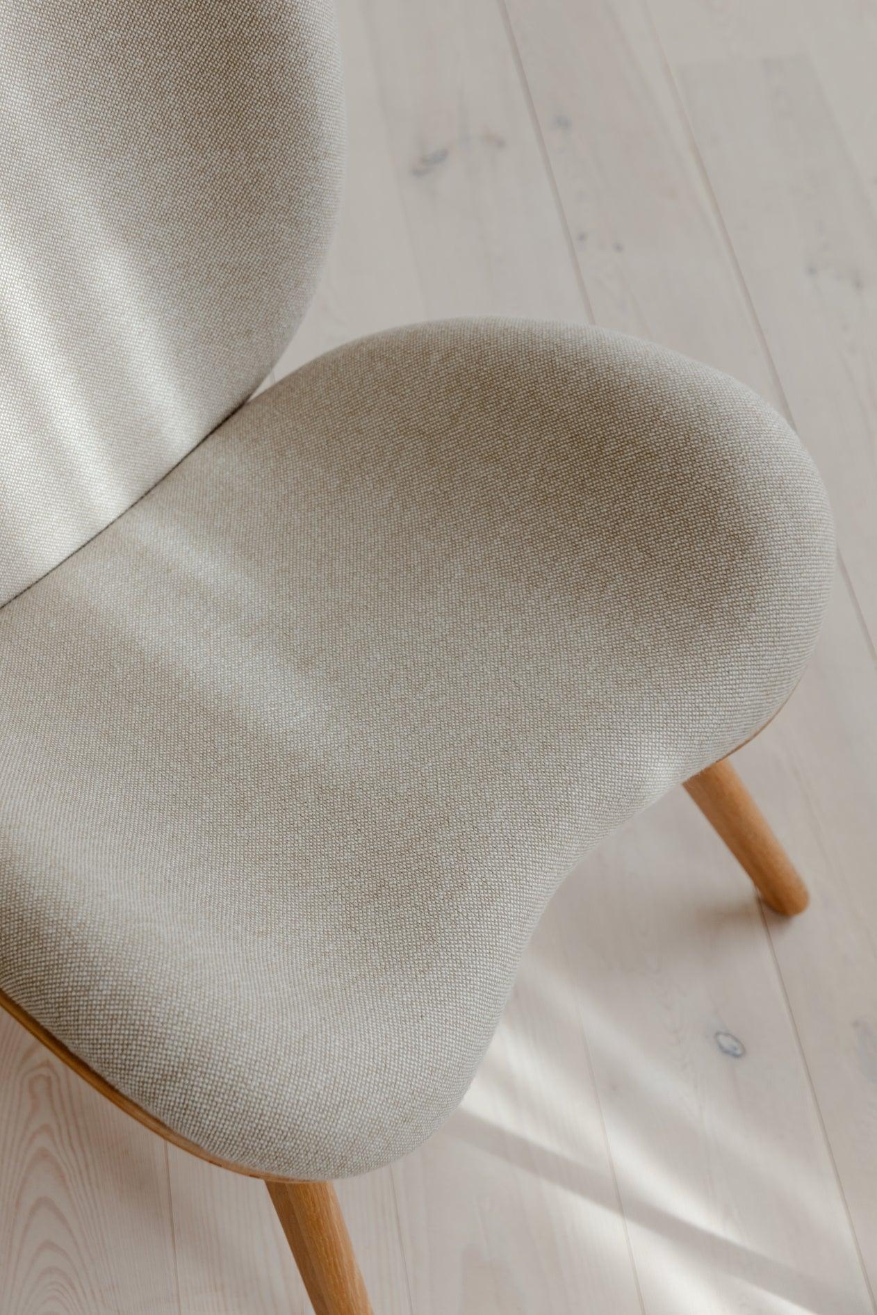 Fotel CONVERSATION PIECE beżowy z dębową podstawą UMAGE Eye on Design