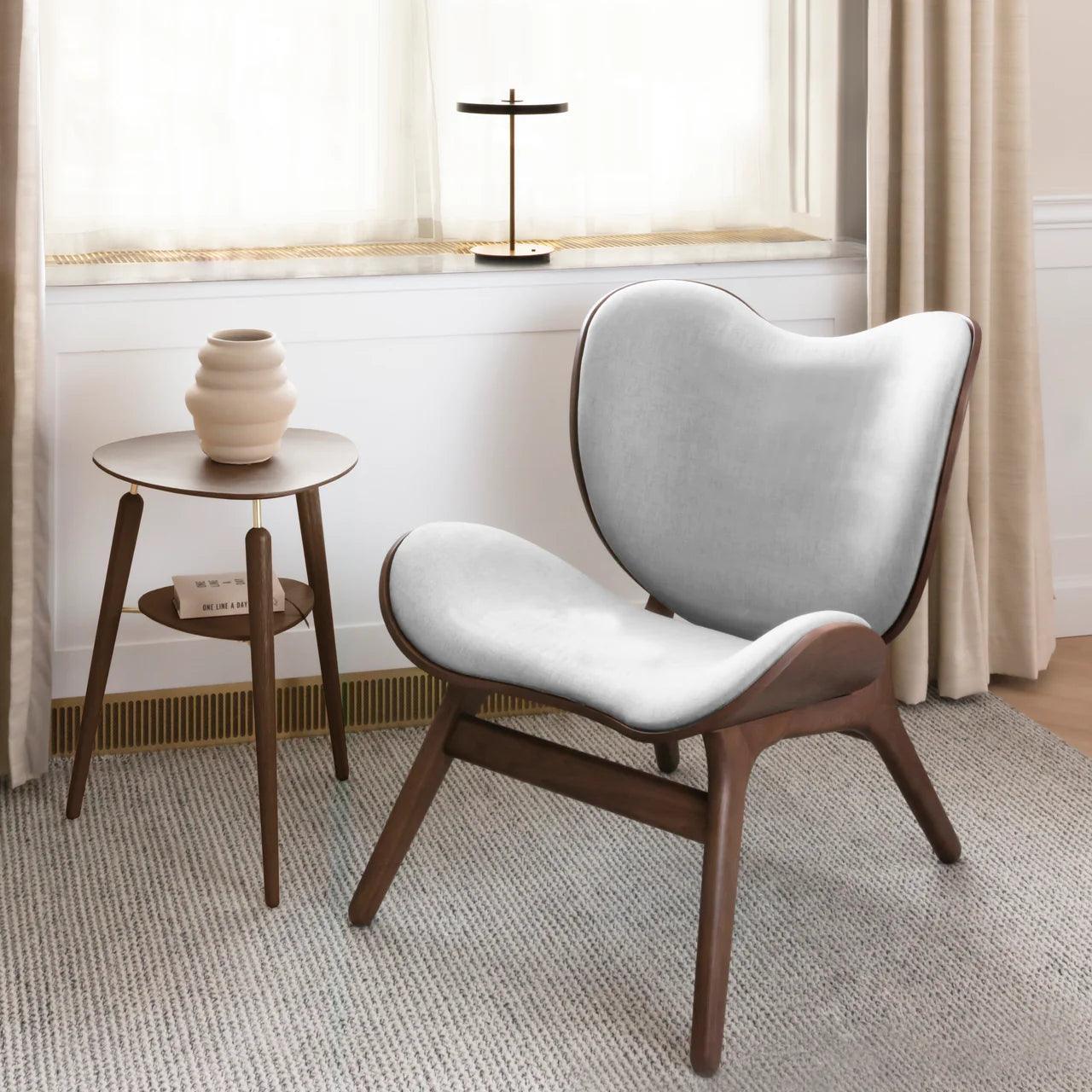 Fotel CONVERSATION PIECE karmelowy z dębową podstawą UMAGE Eye on Design