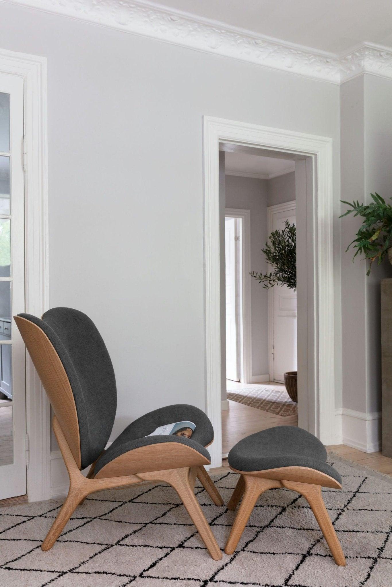 Fotel CONVERSATION PIECE TALL antracytowy z dębową podstawą UMAGE Eye on Design