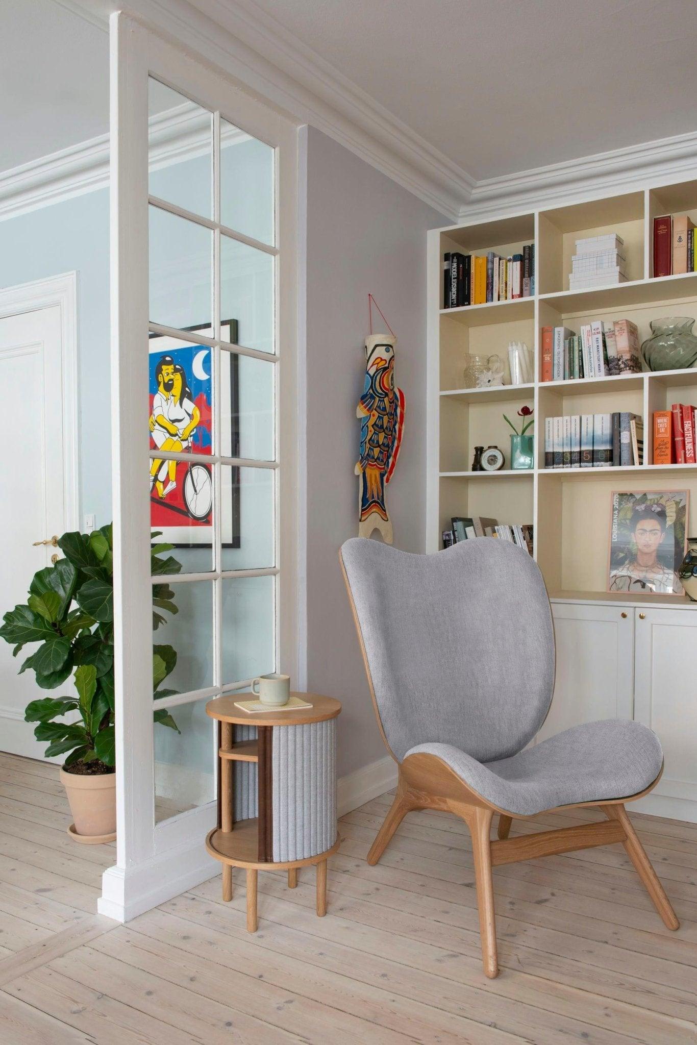 Fotel CONVERSATION PIECE TALL baby blue z dębową podstawą UMAGE Eye on Design