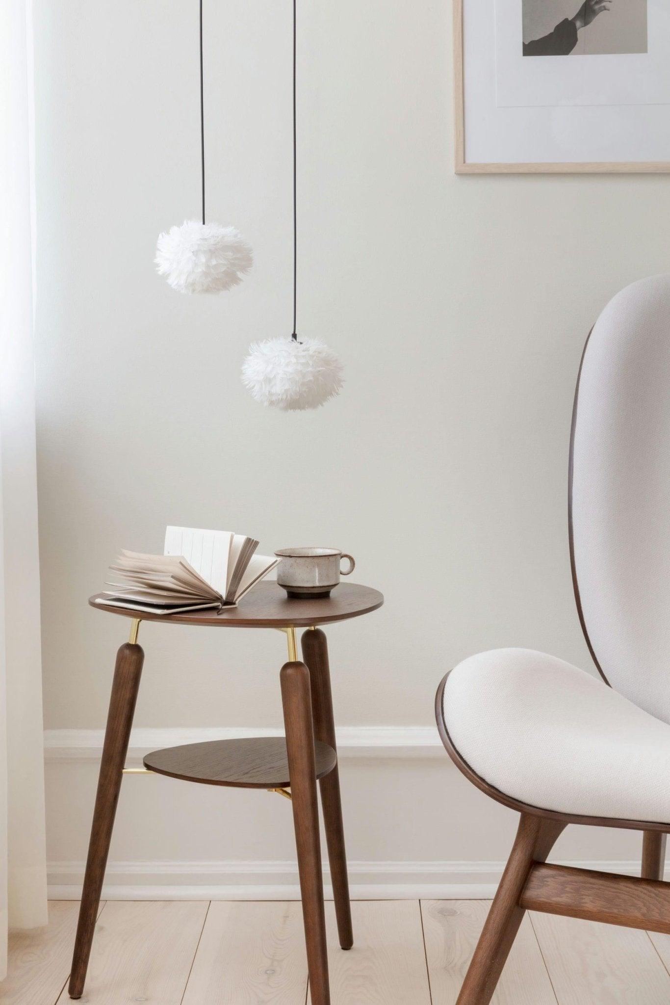 Fotel CONVERSATION PIECE TALL beżowy z ciemno dębową podstawą do salonu – Umage